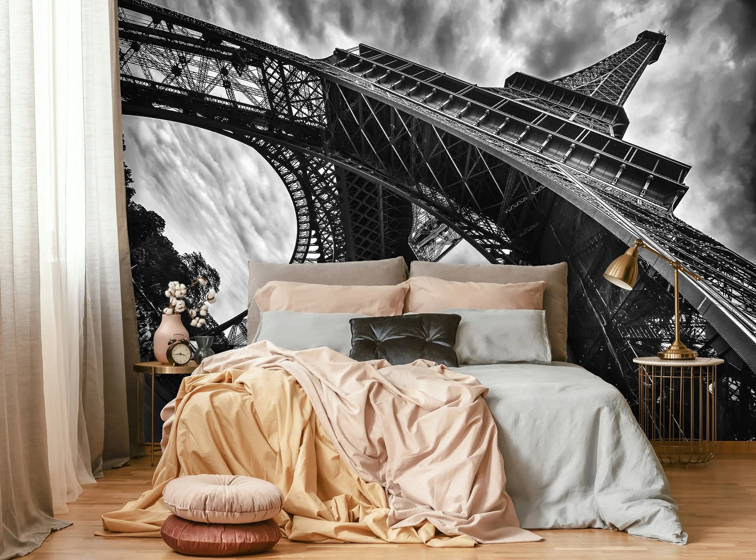 Billede 4 af Fototapet - Sort-hvidt nærbillede af Eiffeltårnet set nedefra i Paris