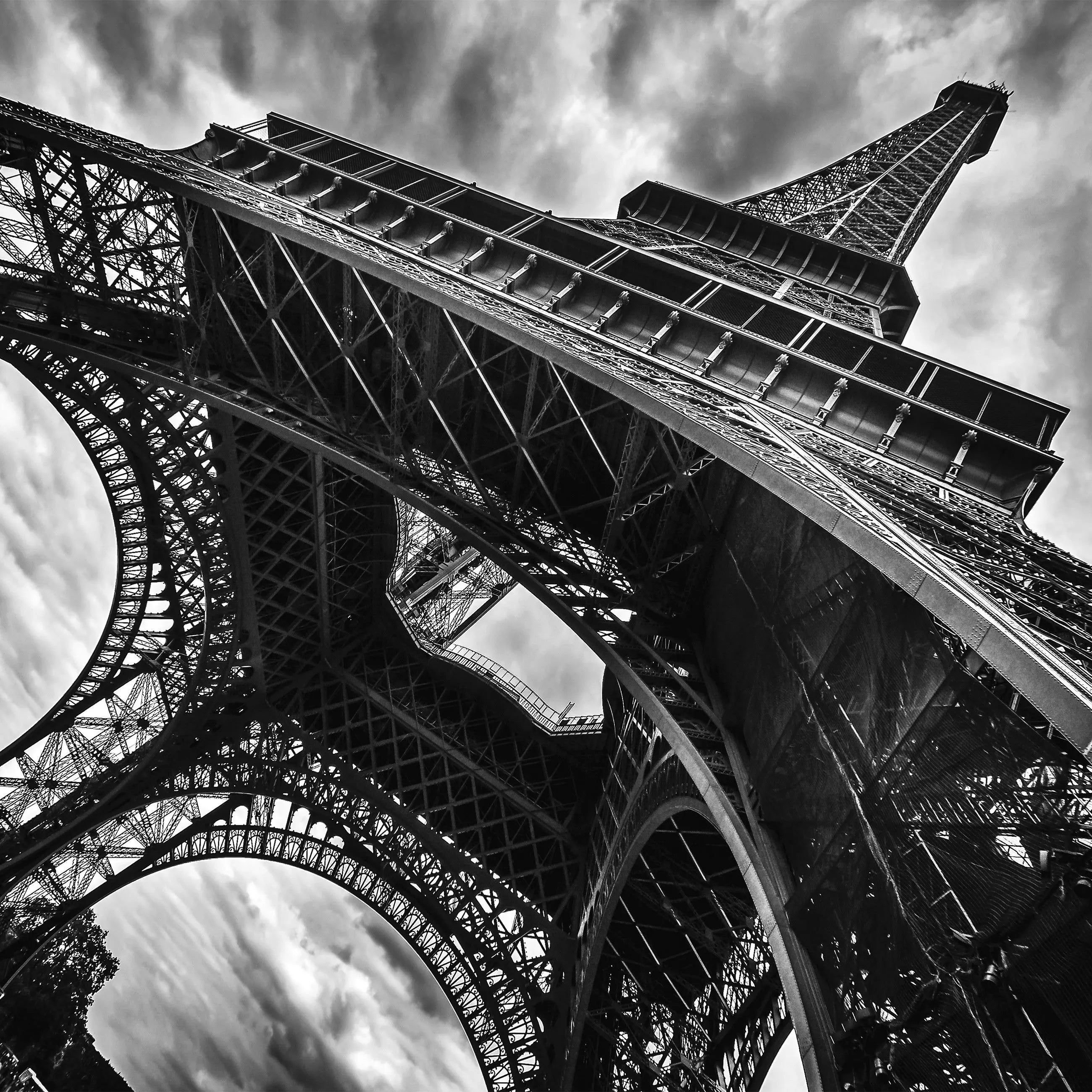 Billede 7 af Fototapet - Sort-hvidt nærbillede af Eiffeltårnet set nedefra i Paris