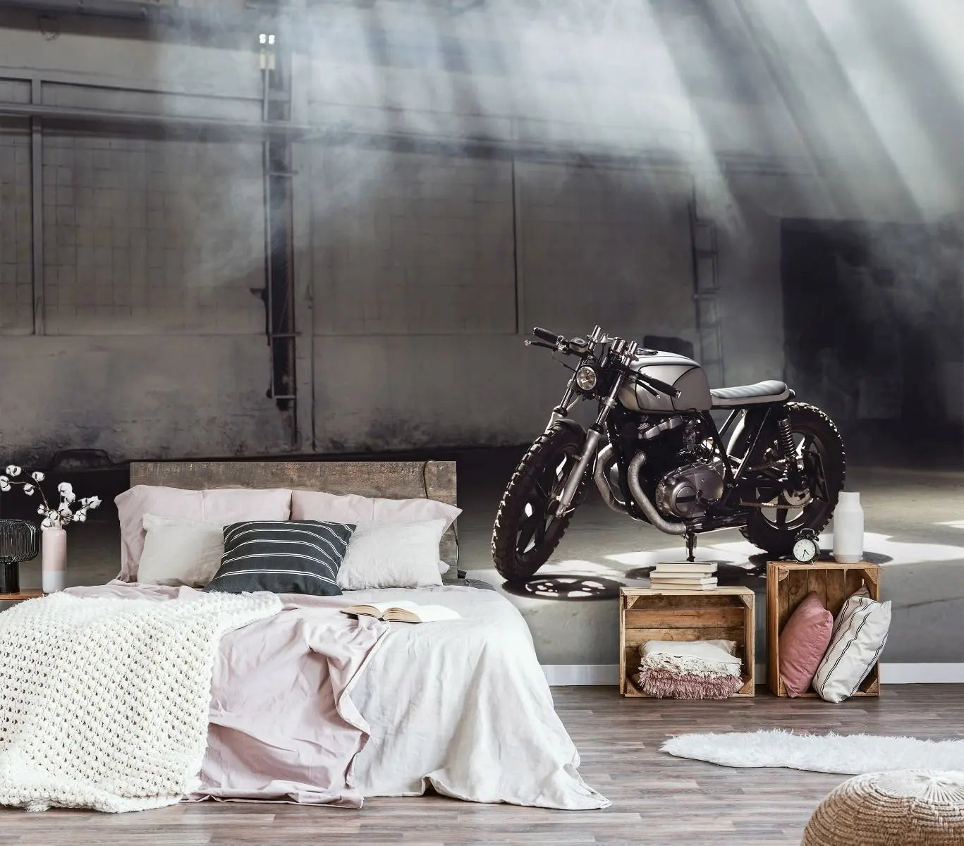 Billede 3 af Fototapet - Sort motorcykel i solstribet industribygning