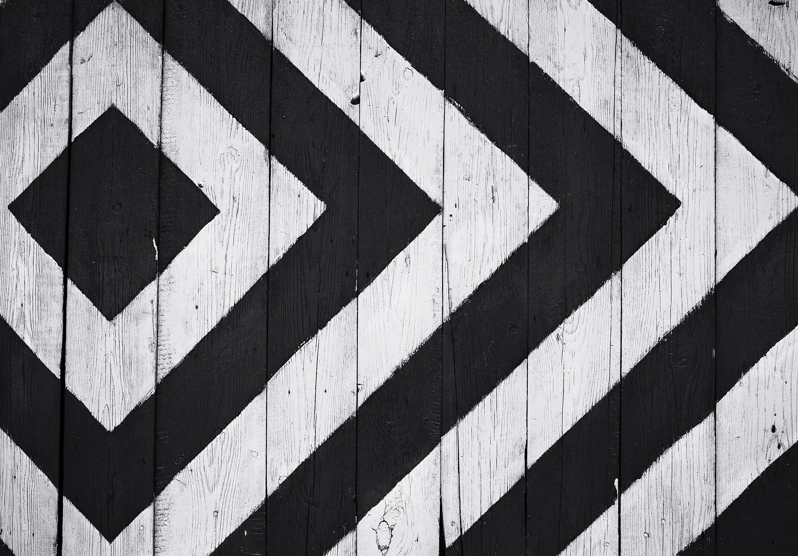 Billede 1 af Fototapet - Sort og hvidt geometrisk mønster på træplanker