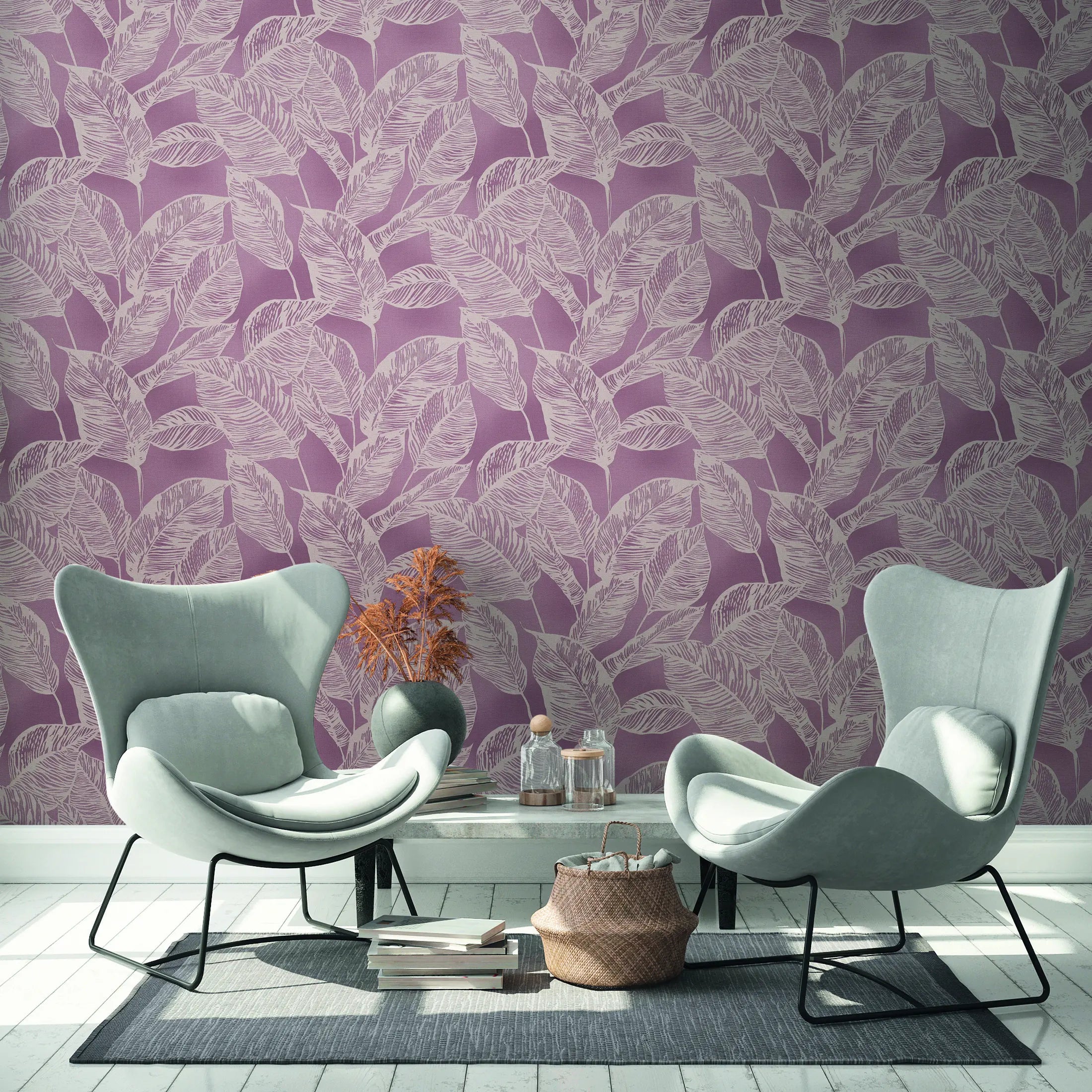 Moderne stueindretning med Botanical Breeze - Vintage Mauve tapet på væggen, lænestole og borddekorationer.