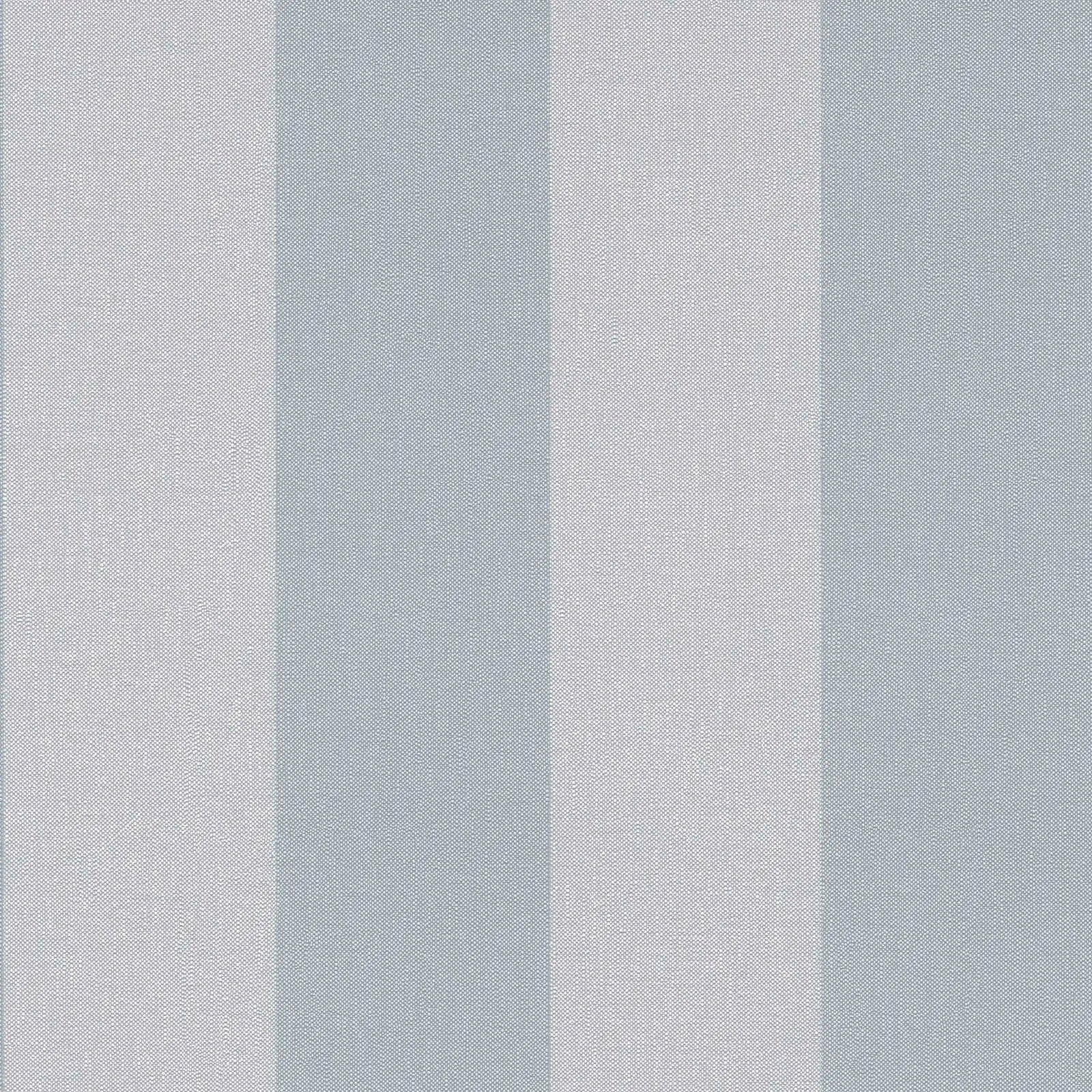 Billede af Striped Elegance - Driftwood tapet fra Nicetapet.dk viser et mønster med lodrette striber i grå og beige nuancer.