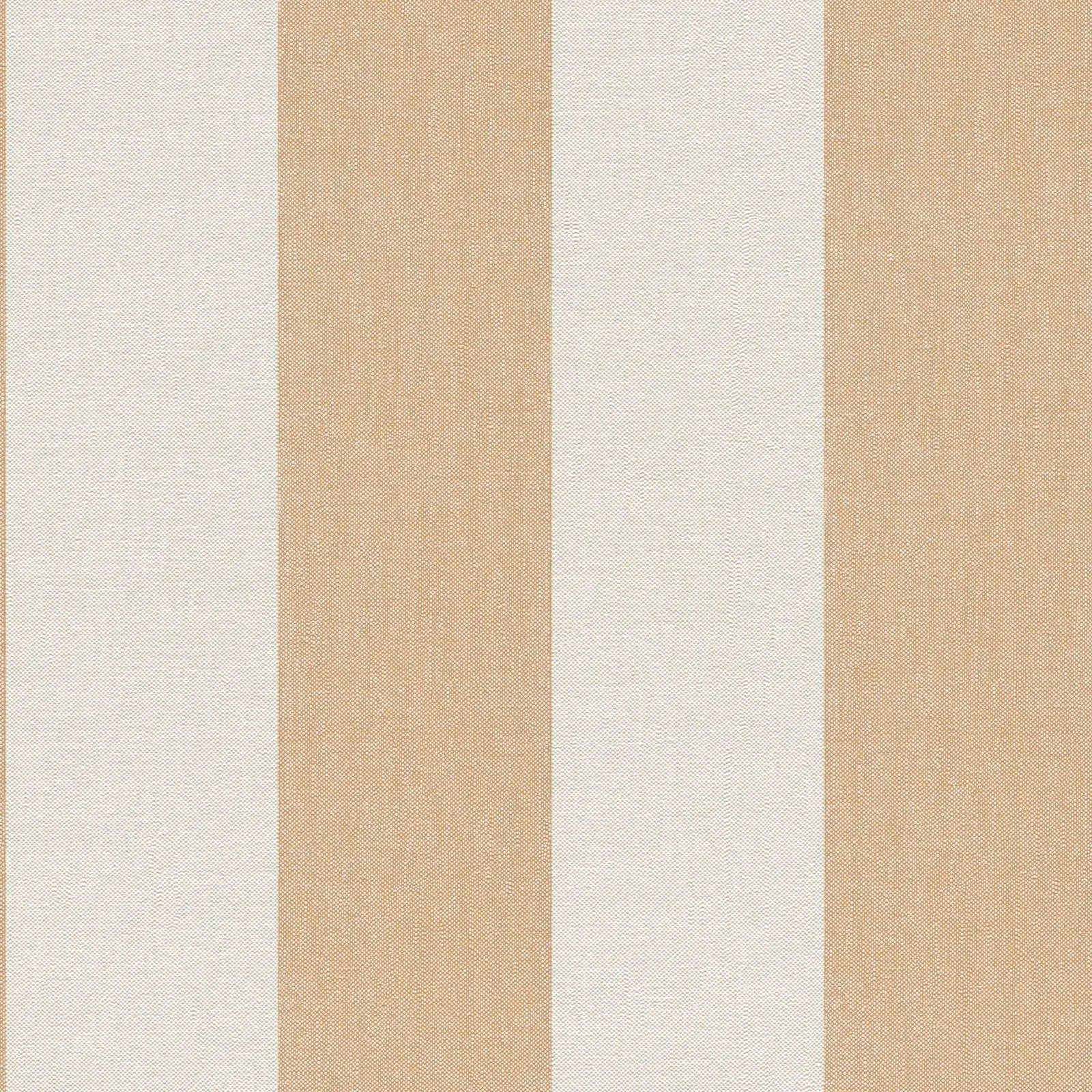 Nærbillede af Striped Elegance - Sand tapet med brede, lodrette striber i beige og hvid.