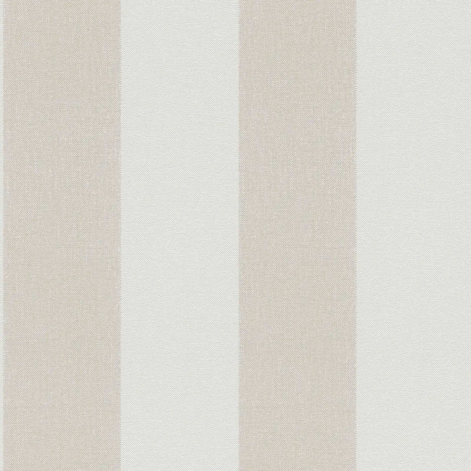 Tæt på visning af tapetet Striped Elegance - Stone med brede vertikale striber i beige og lysegrå toner fra Nicetapet.dk.
