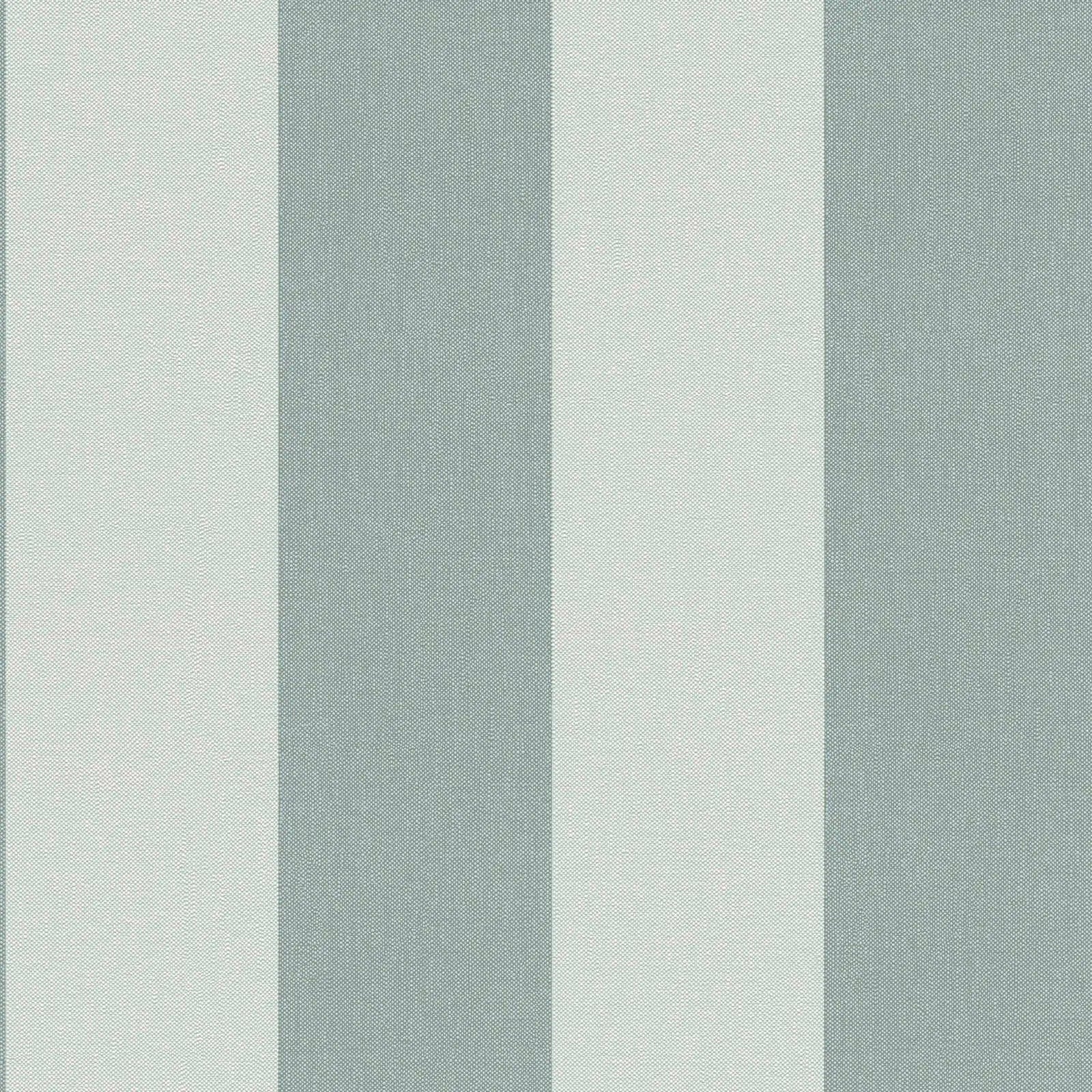 Tapetdesign med brede, lodrette striber i en elegant sage-grøn og grå farvekombination, produktnavn Striped Elegance - Sage.