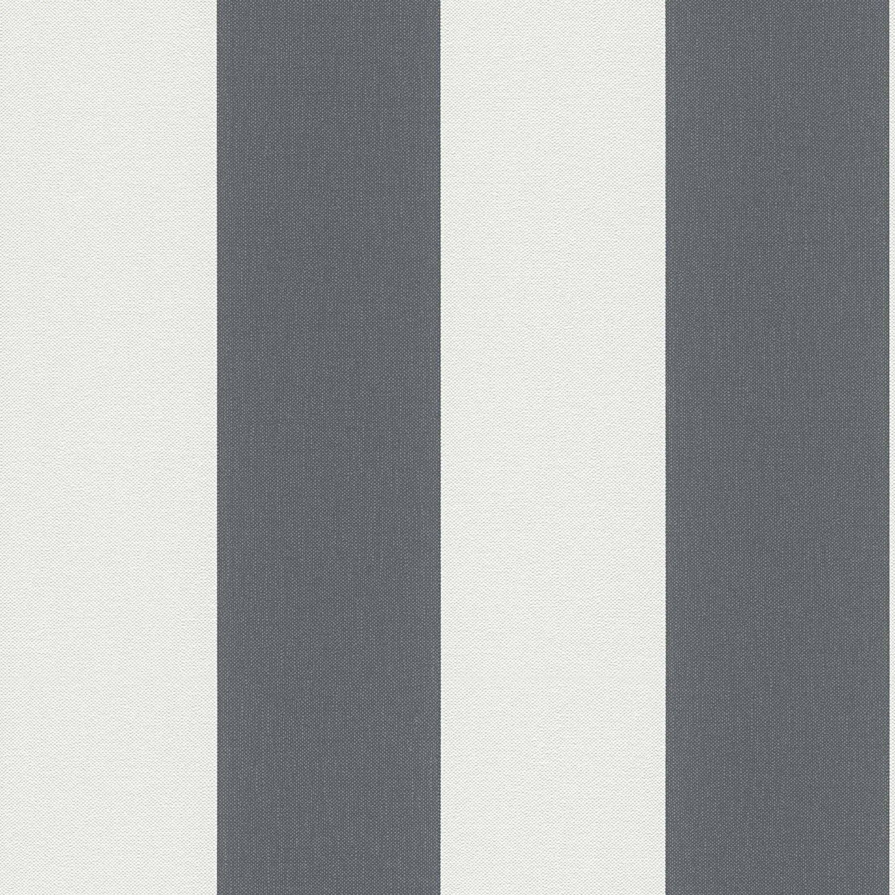 Billede af tapet Striped Elegance - Charcoal, der viser brede lodrette striber i lysegrå og mørkegrå nuancer.