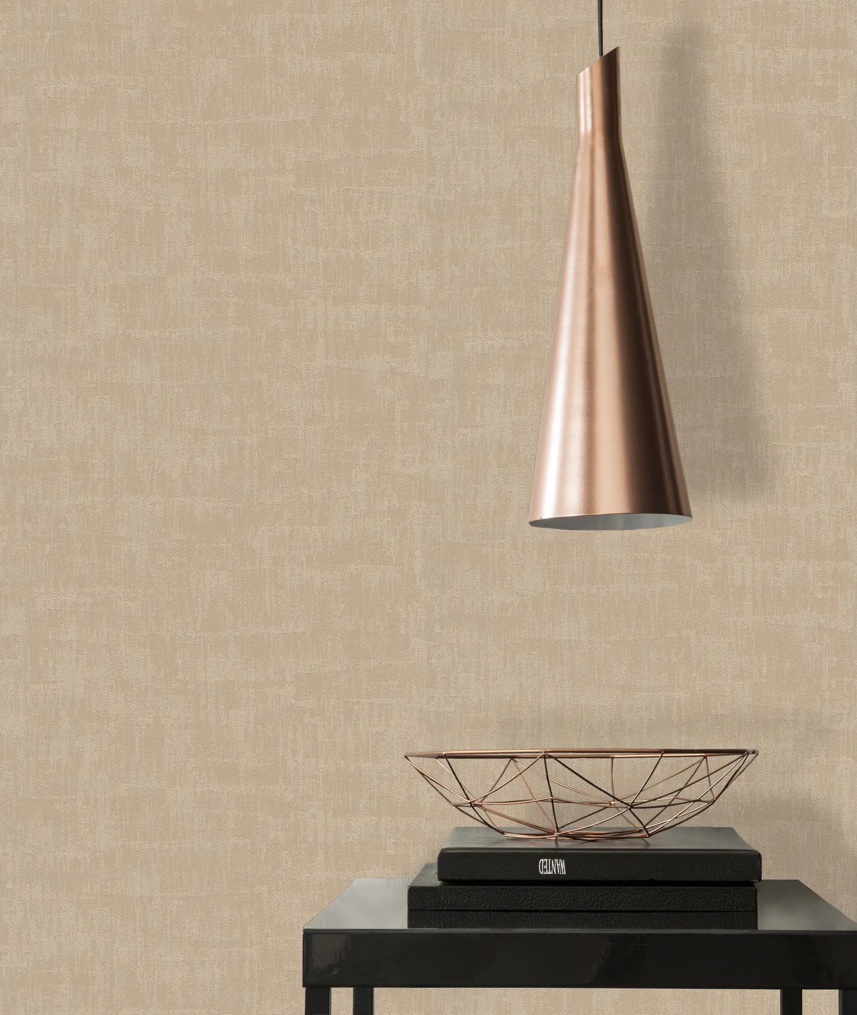 Textured Elegance - Sandstone tapet anvendt i et moderne rumdesign med en kobberpendel og metalfrugtskål, set på Nicetapet.dk