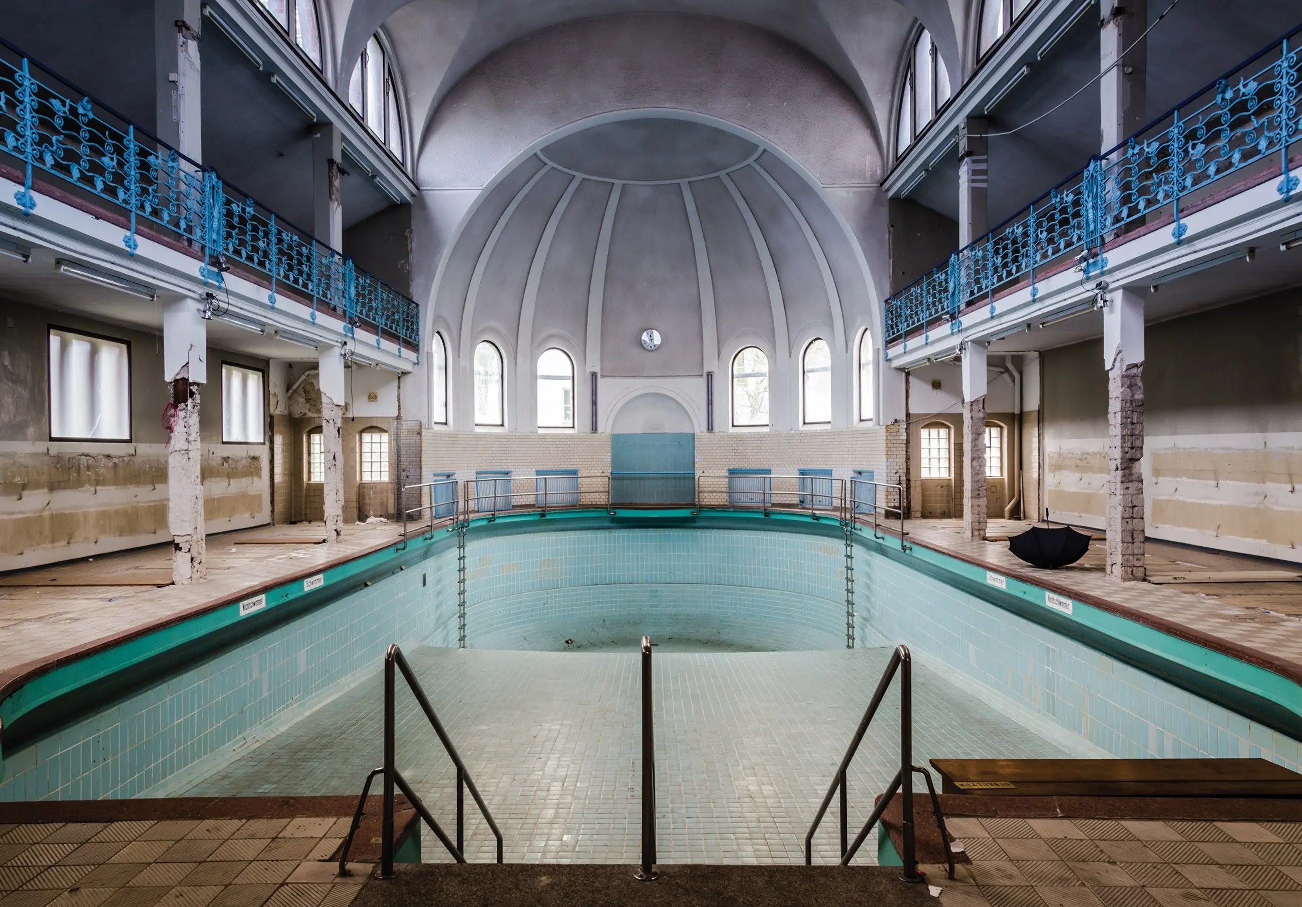 Billede 1 af Fototapet - Tom indendørs swimmingpool med blå gelænder og kuppel