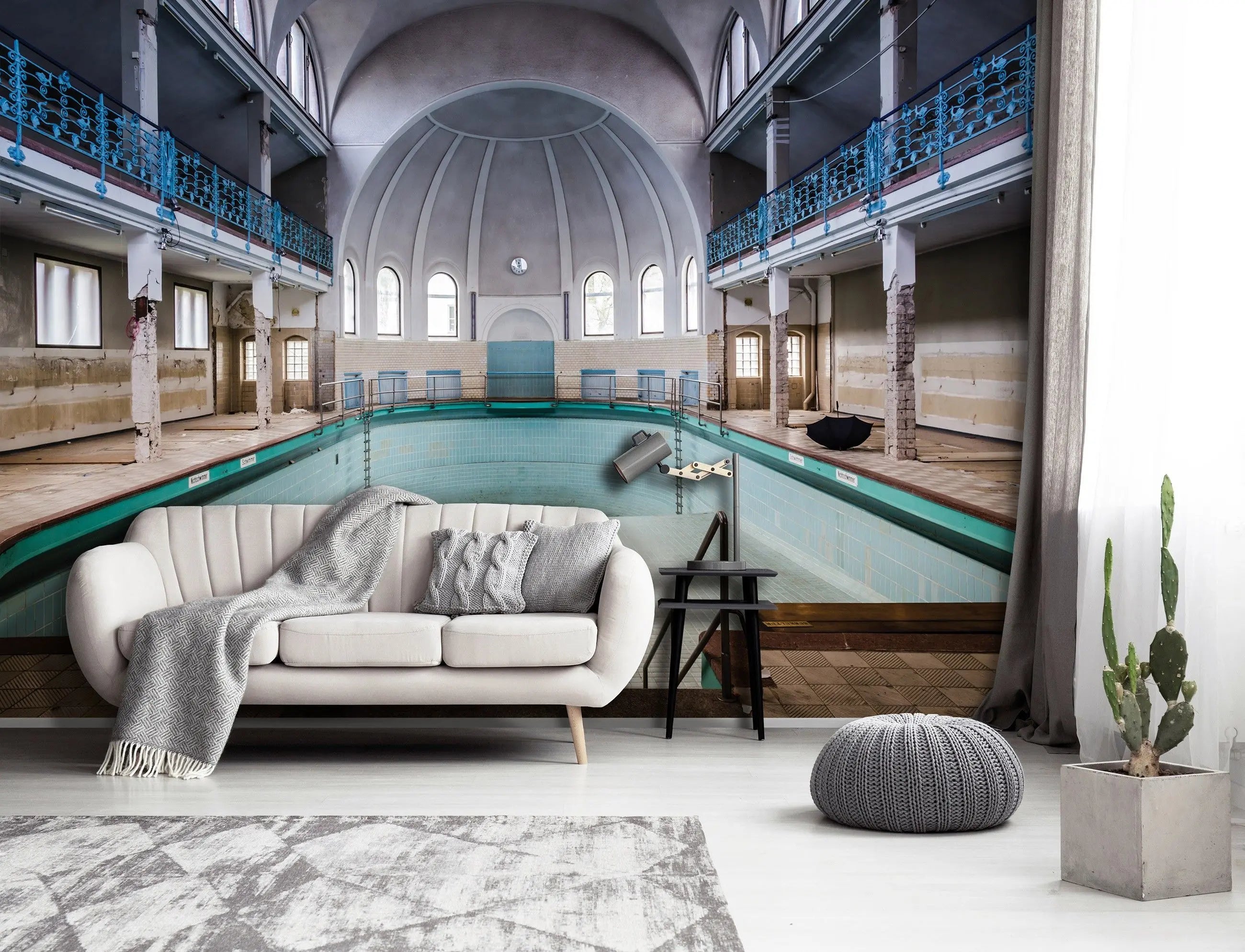 Billede 2 af Fototapet - Tom indendørs swimmingpool med blå gelænder og kuppel