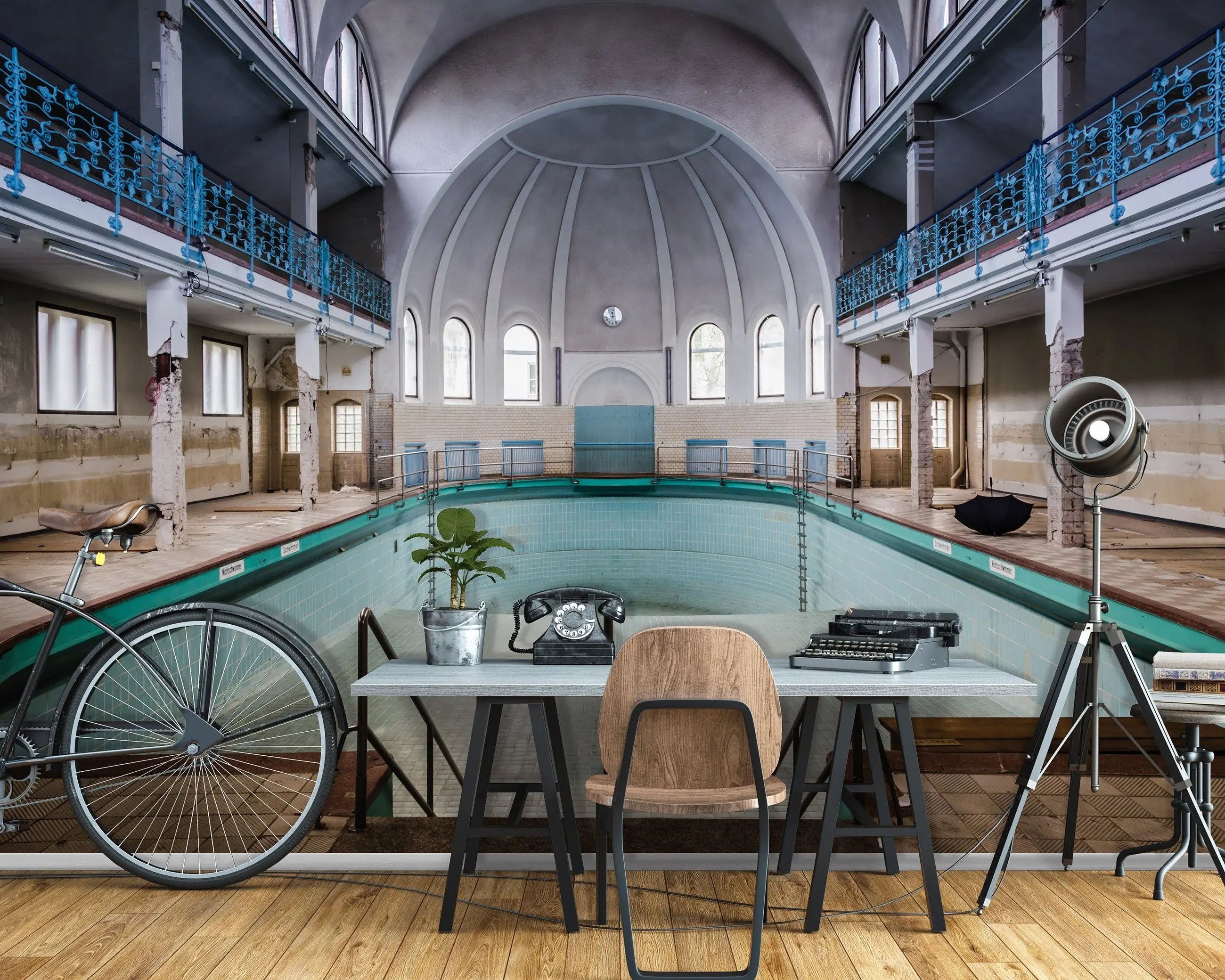Billede 3 af Fototapet - Tom indendørs swimmingpool med blå gelænder og kuppel