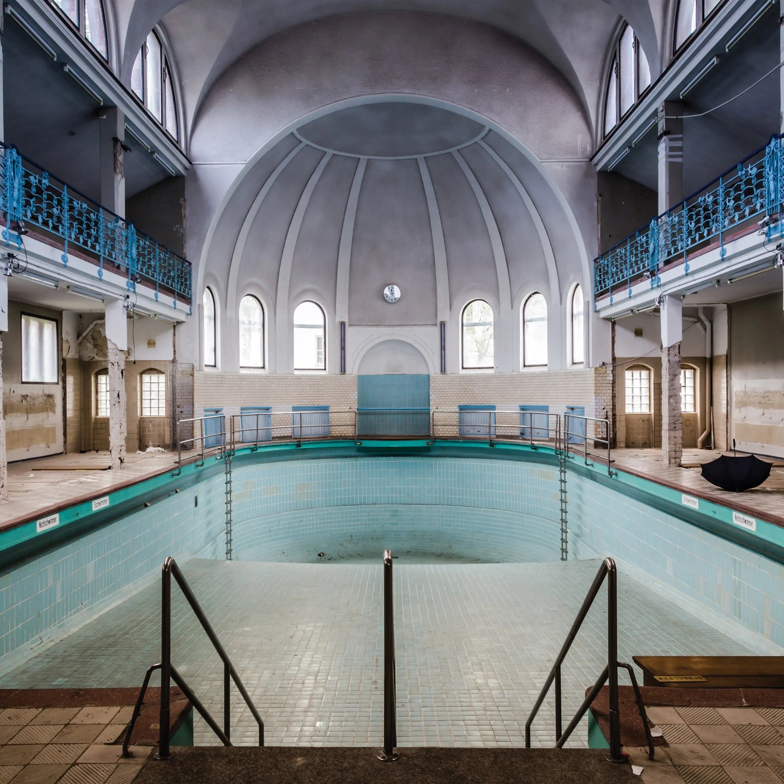 Billede 6 af Fototapet - Tom indendørs swimmingpool med blå gelænder og kuppel