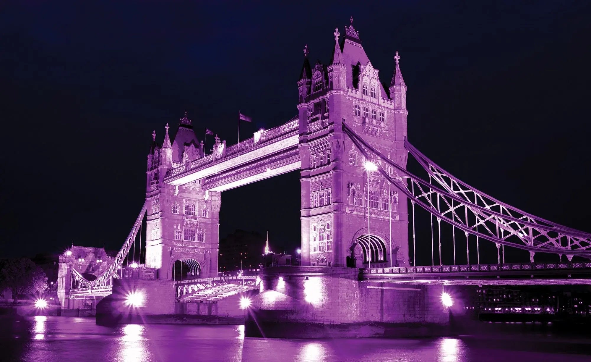 Billede 1 af Fototapet - Tower Bridge London med lilla belysning om natten