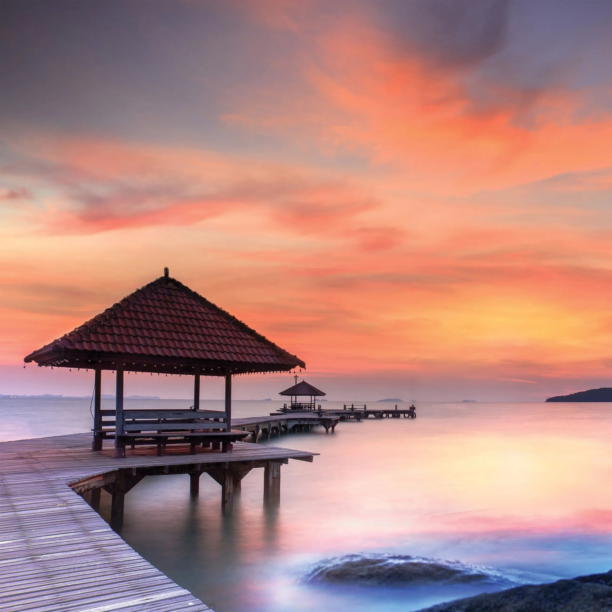 Billede 13 af Fototapet - Træbro ved havet med rød himmel og pavilloner
