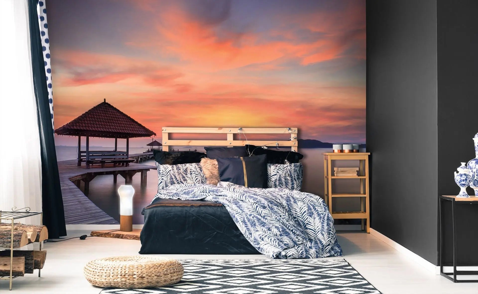 Billede 4 af Fototapet - Træbro ved havet med rød himmel og pavilloner