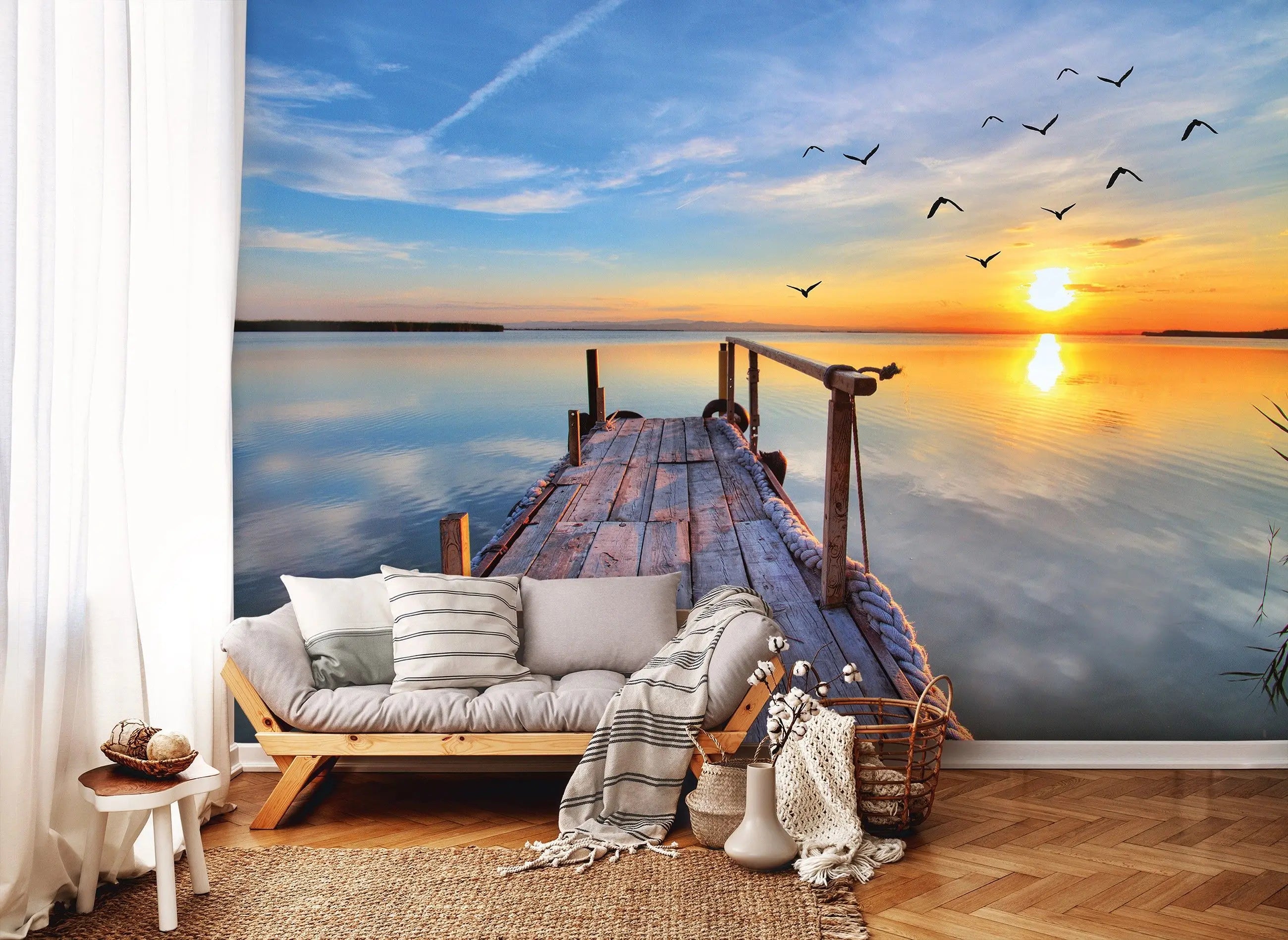 Billede 6 af Fototapet - Træbrygge ved spejlblank sø ved solnedgang med fugle i flugt