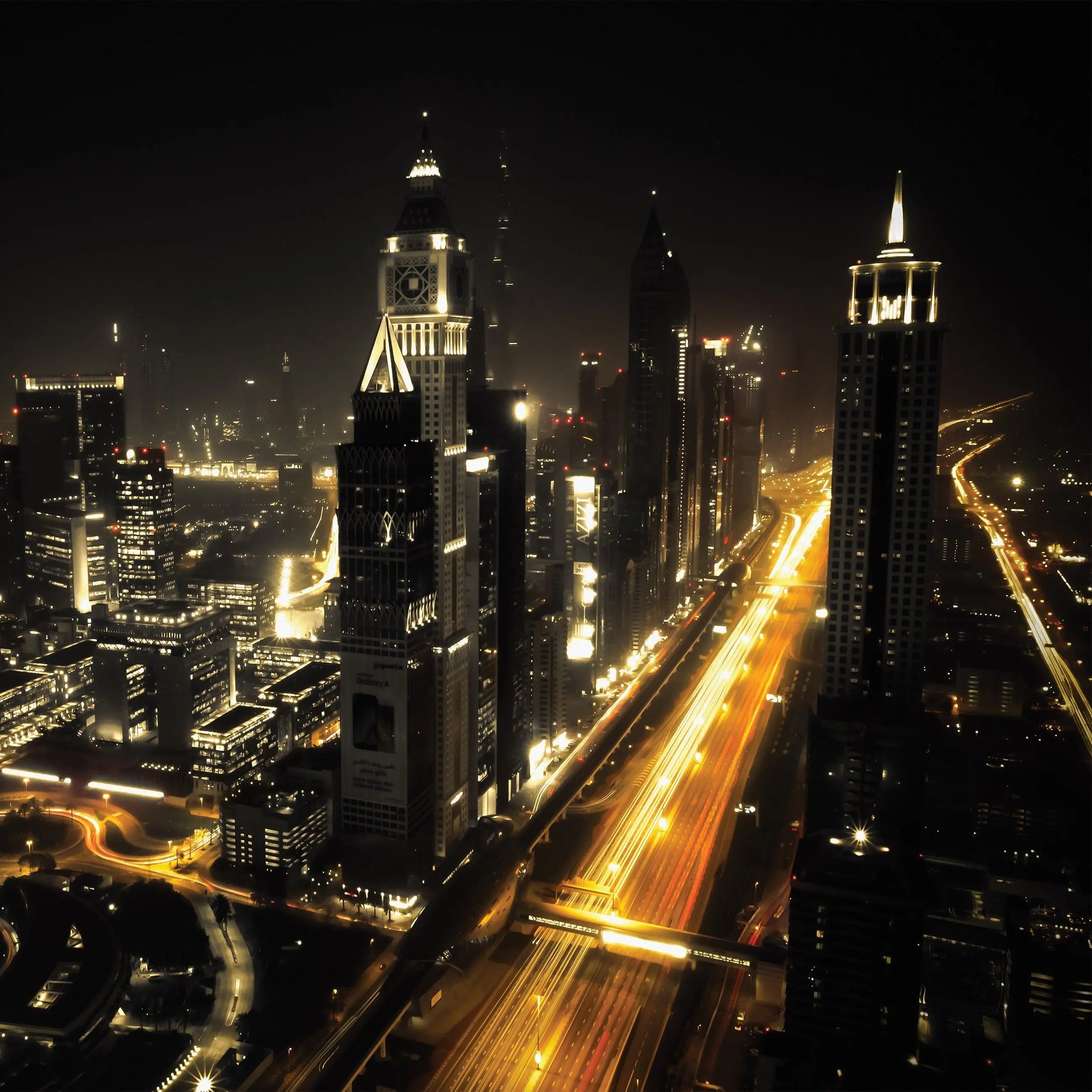 Billede 15 af Fototapet - Udsigten om natten over oplyste skyskrabere og motorvej i Dubai