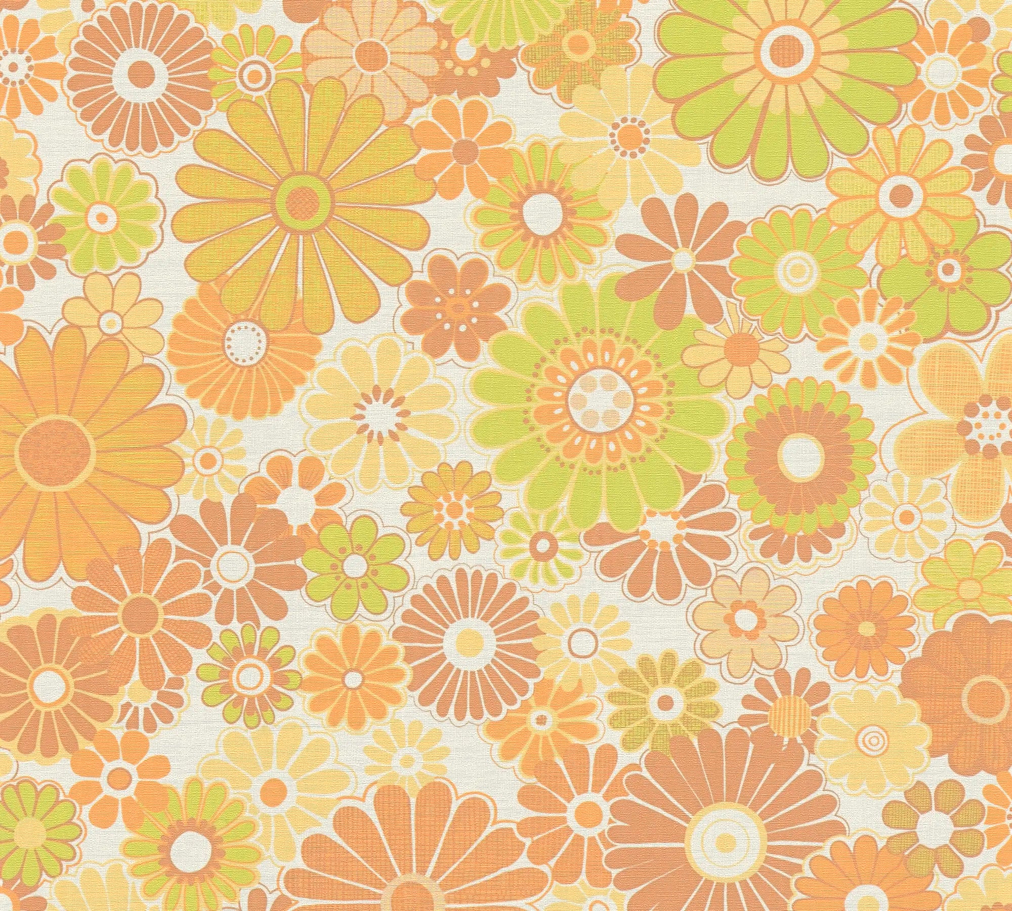 Detaljeret nærbillede af Vivian - Citrus tapet med blomster i gule, orange og grønne nuancer.