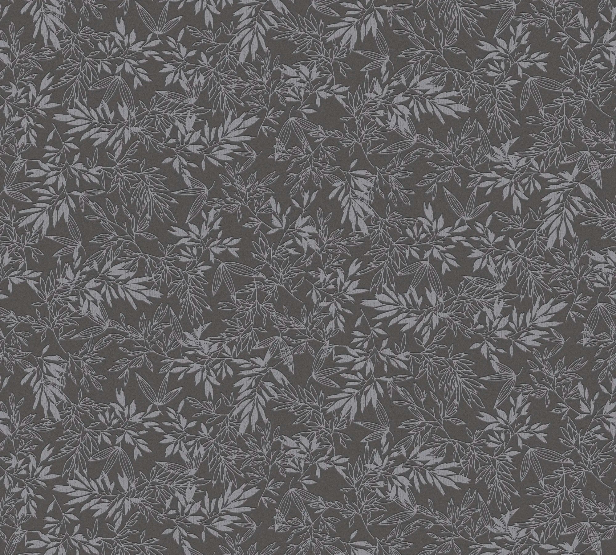 Nærbillede af Whispering Leaves - Midnight tapet med detaljeret bladmønster i beroligende nuancer.