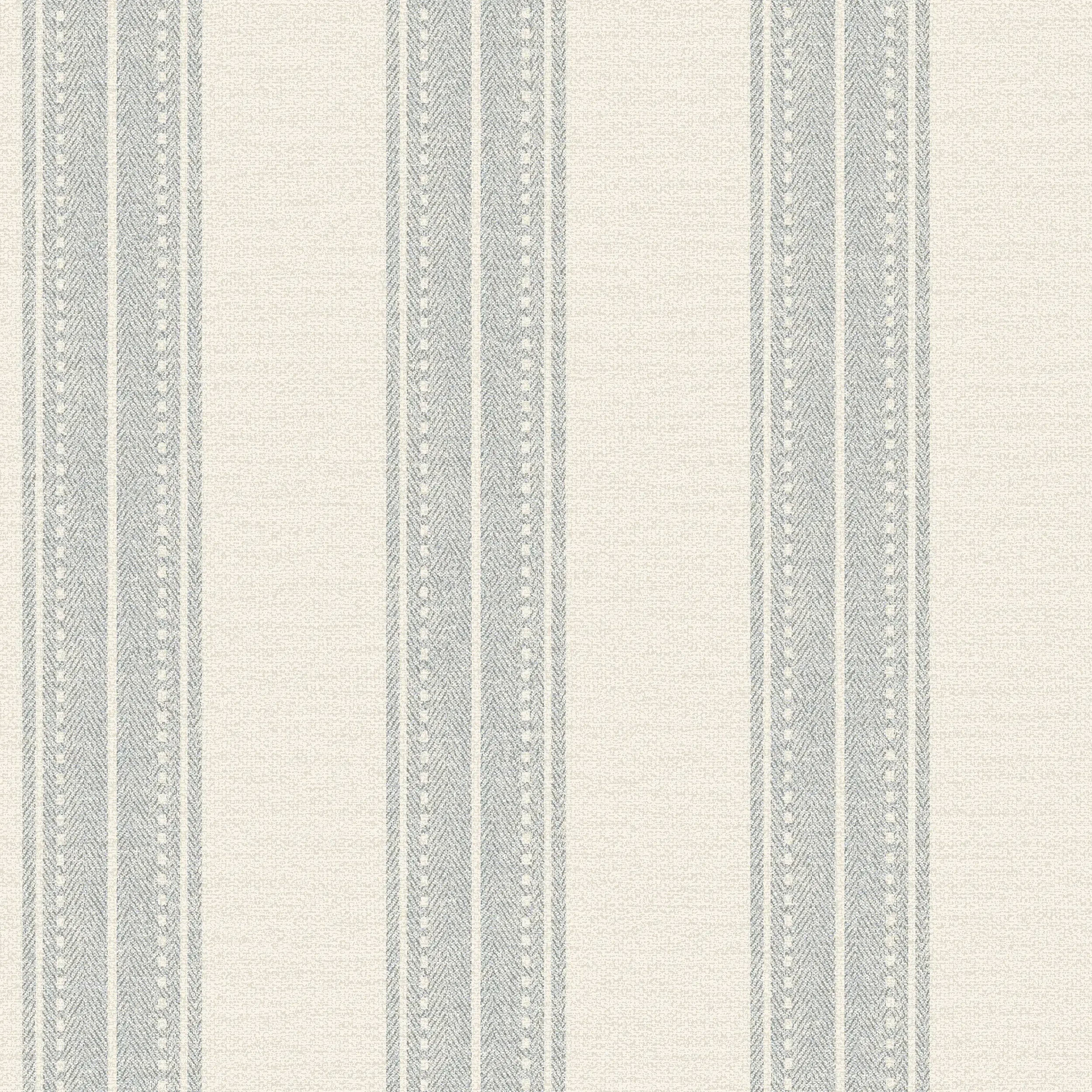 Nærbillede af Yuste Stripe - Blue tapet med lodrette striber i blå og hvidt mønster.