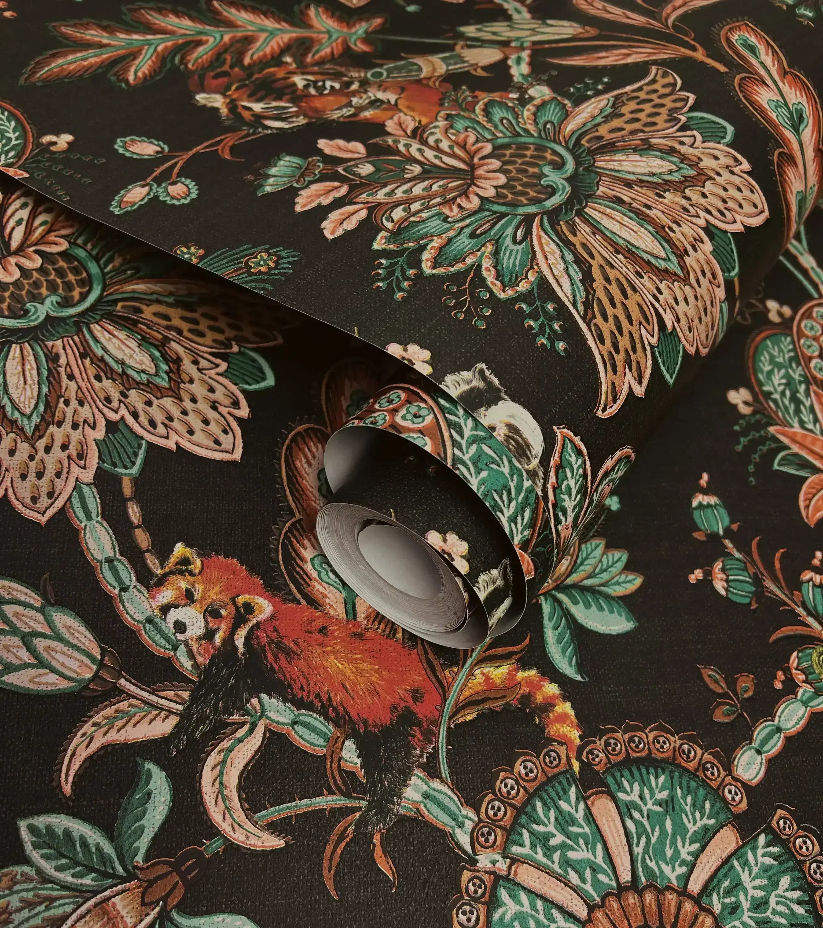 Rullet Zari - Black tapet, der viser det indviklede blomsterdesign og dyremotiver.