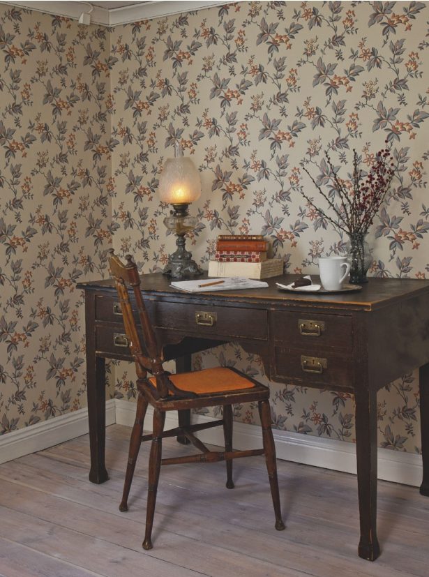 089-01 Löväng Gammal Svenska med røde blomster og gråblå blade og stængler. Køb online.