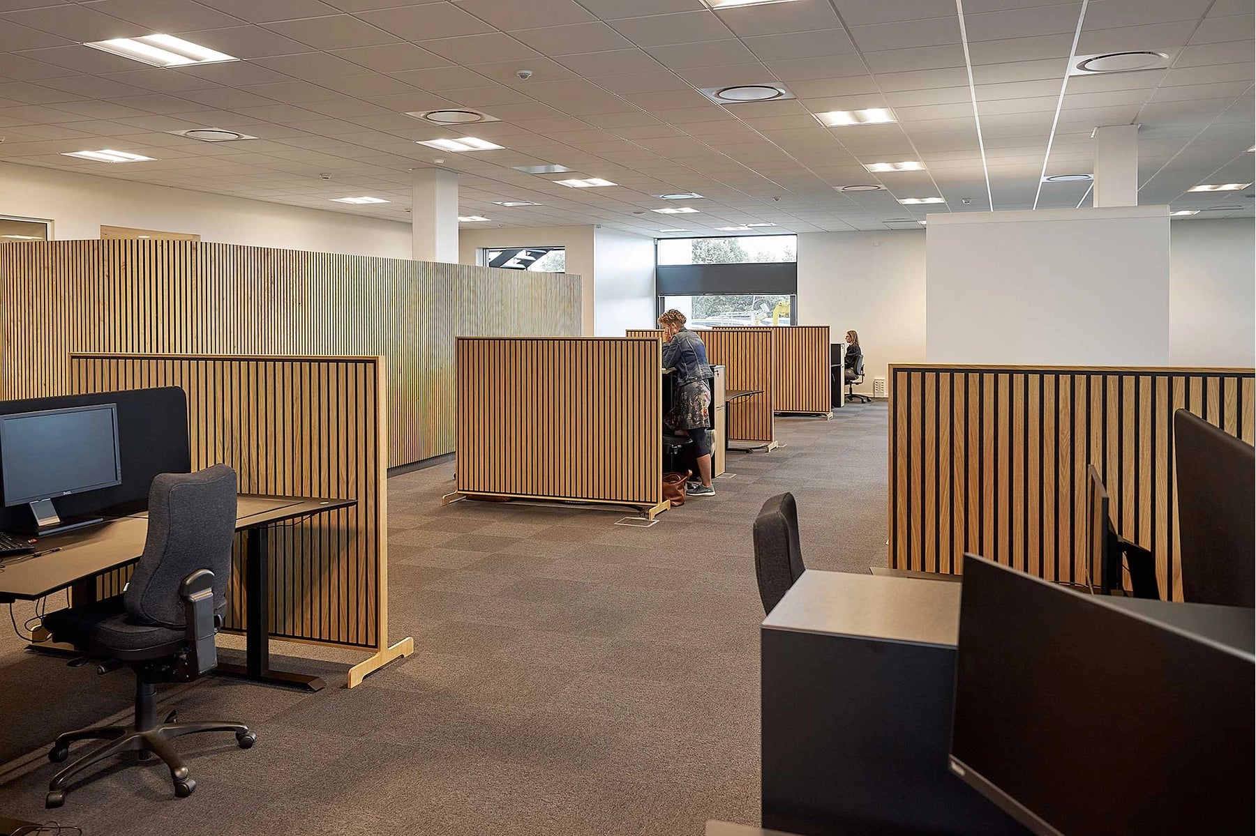 Flexi Wall Valnød m. sort MDF Akustik skillevæg B:125cm. X H:120cm.