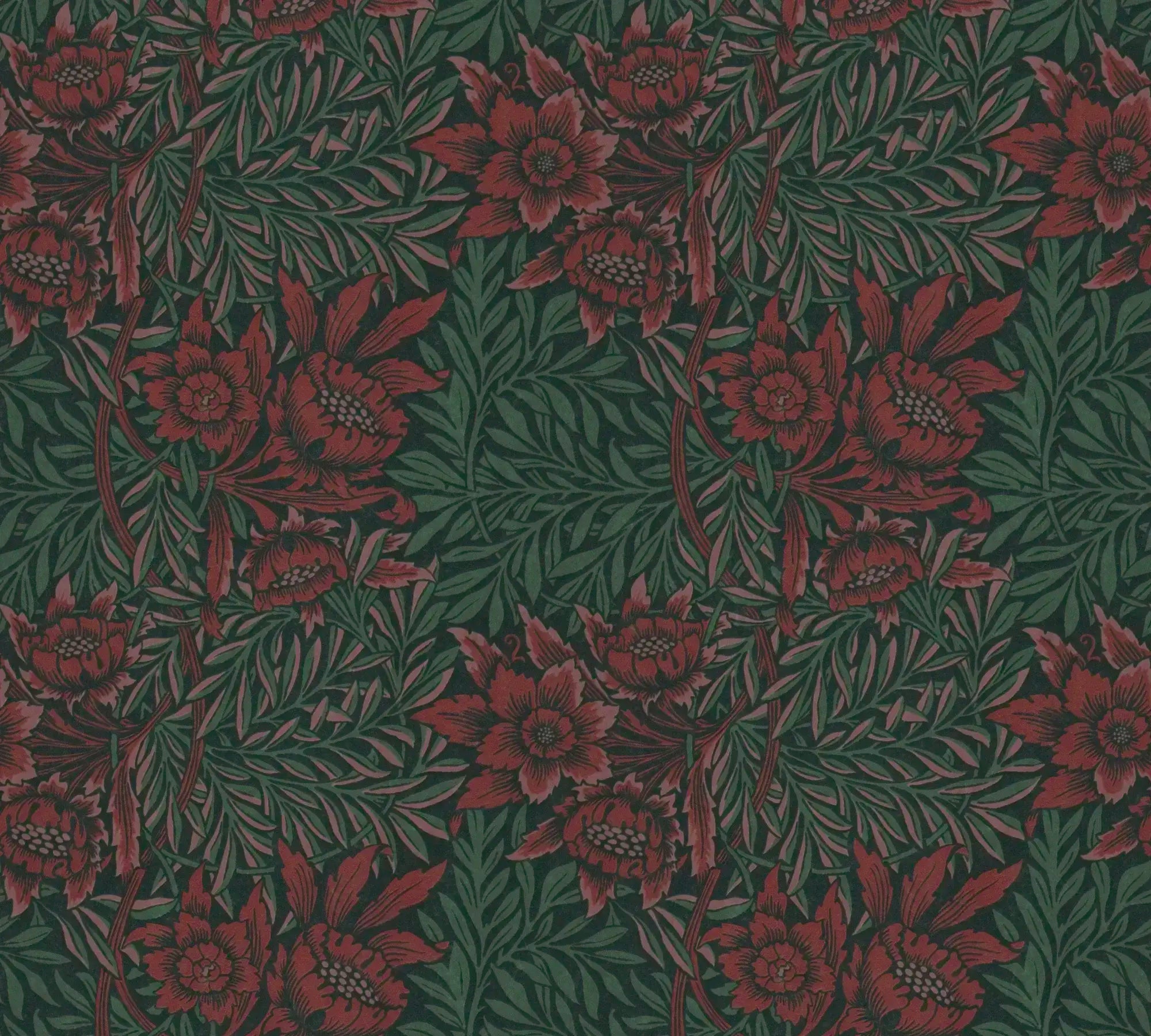 Tapet med et rigt botanisk mønster i røde og grønne nuancer, produktnavn Adam's Delight - Crimson hos Nicetapet.dk.