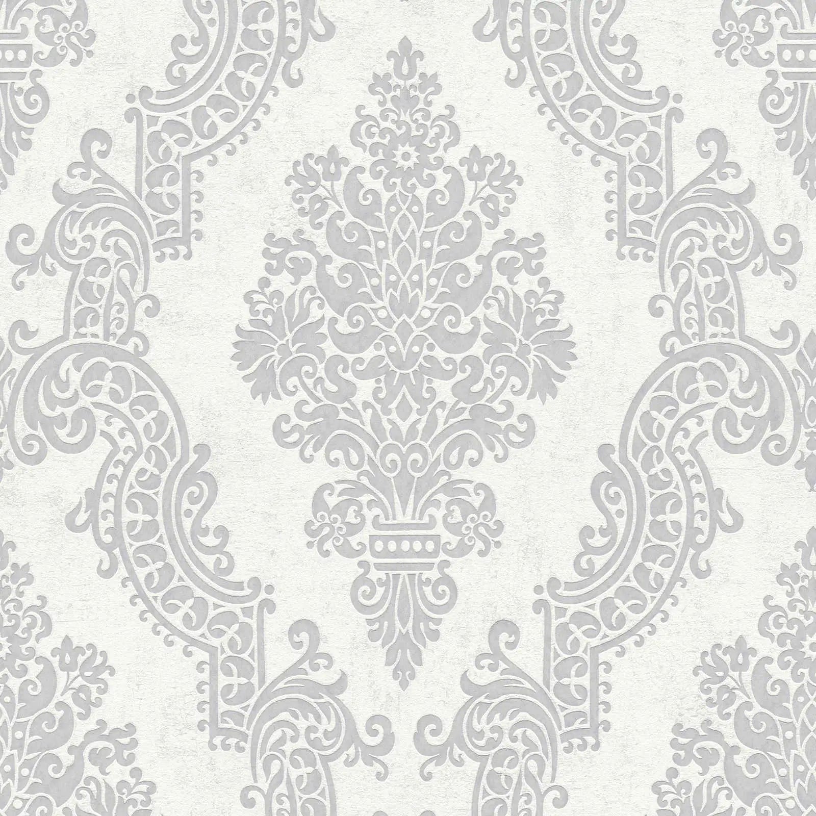 Nærbillede af tapetdesign Baroque Elegance - Pearl med et detaljeret barokmønster i lysegrå nuancer.