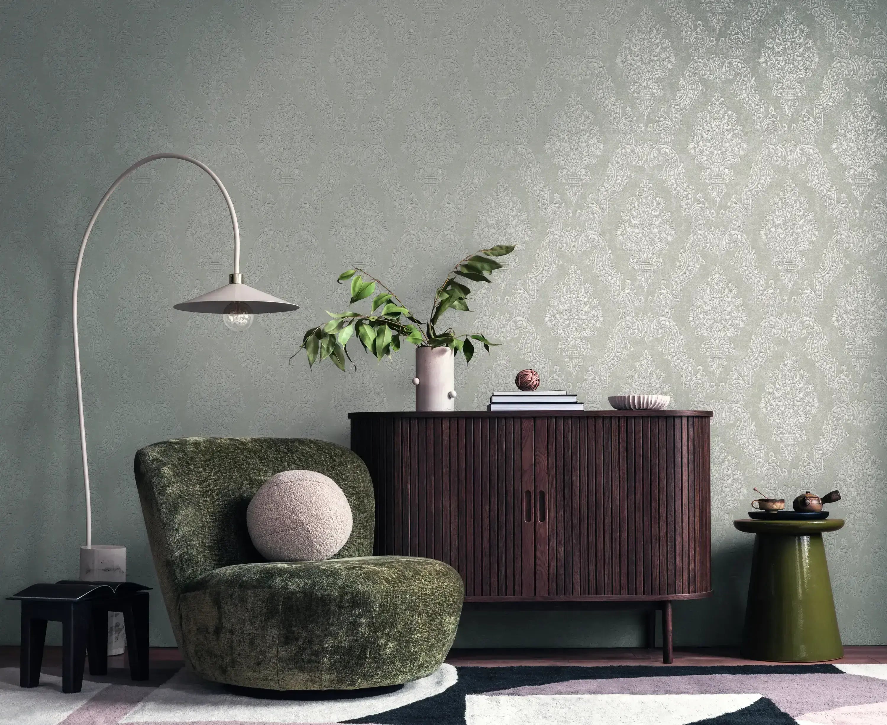 Baroque Elegance - Silver tapet i en stueindstilling med grønt møbel og træskab.
