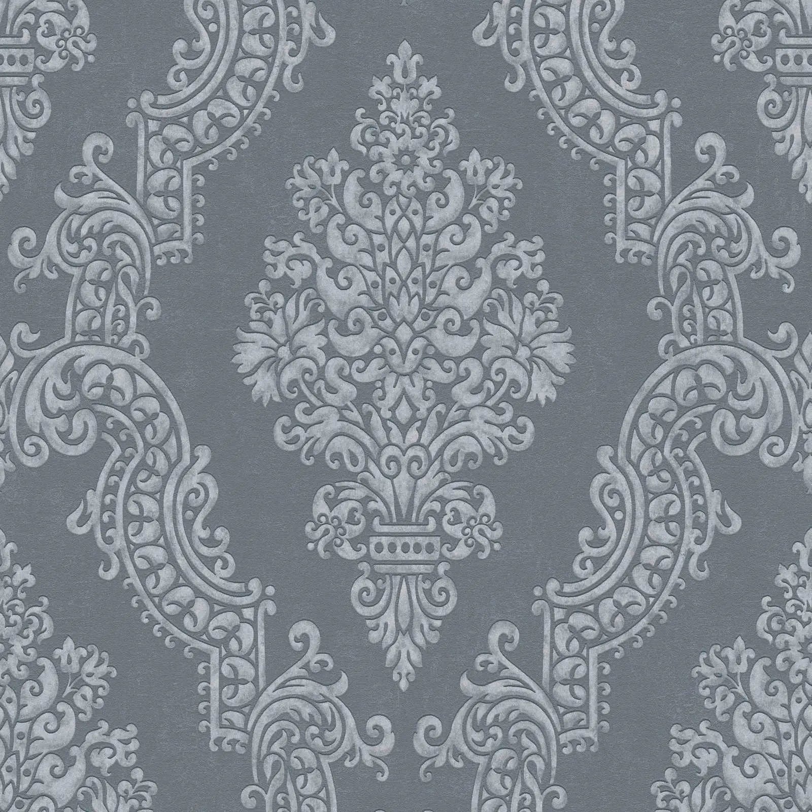 Baroque Elegance - Slate tapet med et detaljeret klassisk barokmønster i lysegrå nuancer på en skifergrå baggrund.