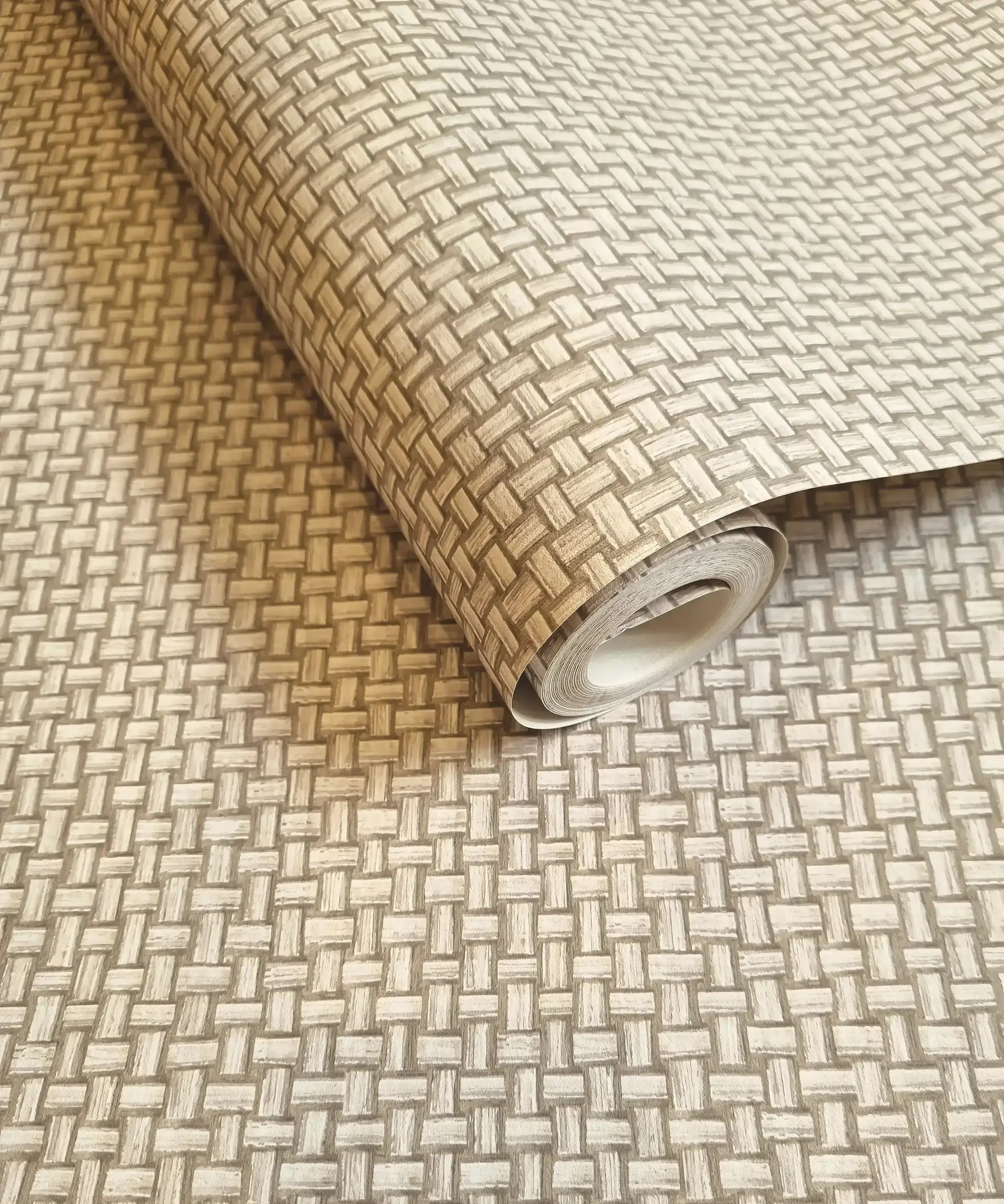 Nærbillede af Biderbost Weave - Beige tapet i en rulleform, der viser det vævede mønster i beige farver.
