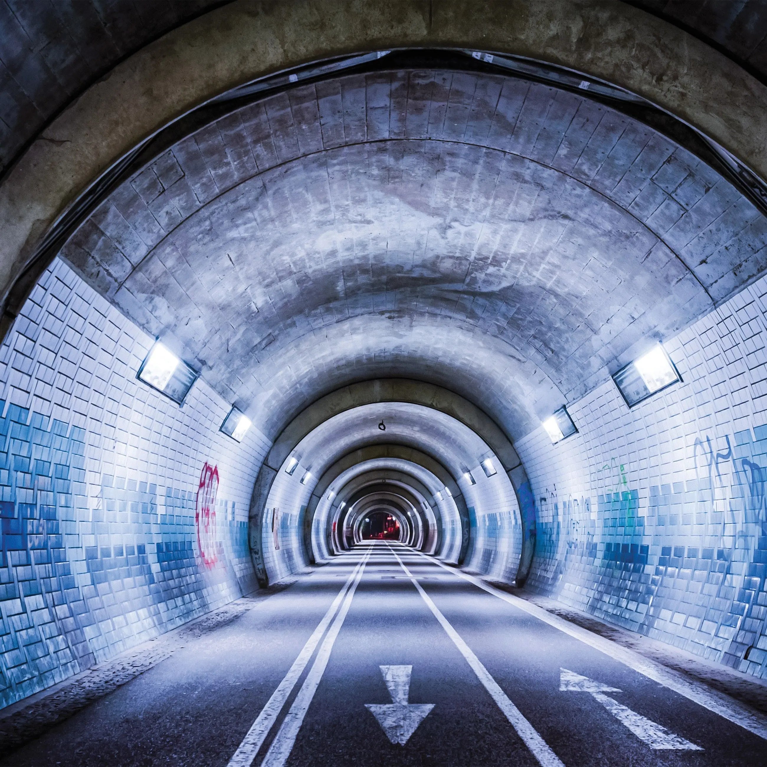 Billede 13 af Fototapet - Blå flisebelagt tunnel med lys