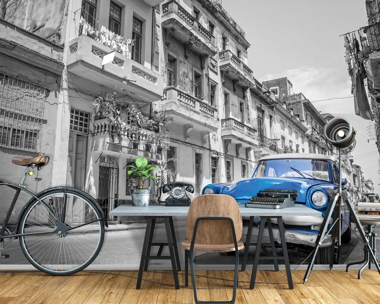 Billede 3 af Fototapet - Blå veteranbil i sort-hvid gade i Havana, Cuba