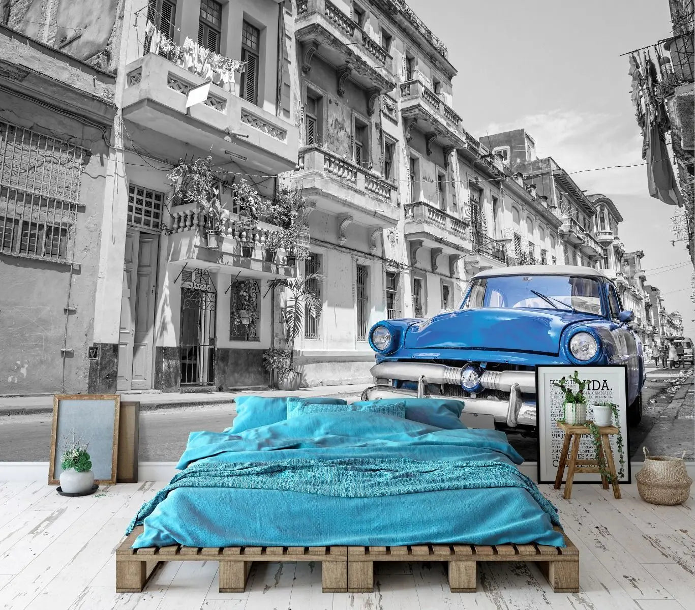 Billede 4 af Fototapet - Blå veteranbil i sort-hvid gade i Havana, Cuba