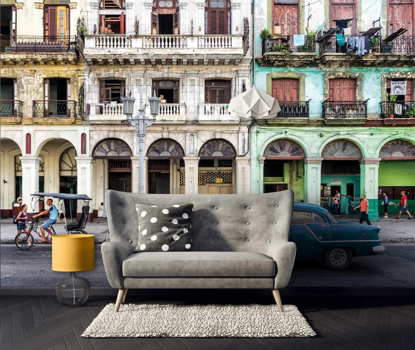 Billede 4 af Fototapet - Blå veteranbil og cykeltaxa foran farvede bygninger i Havana, Cuba