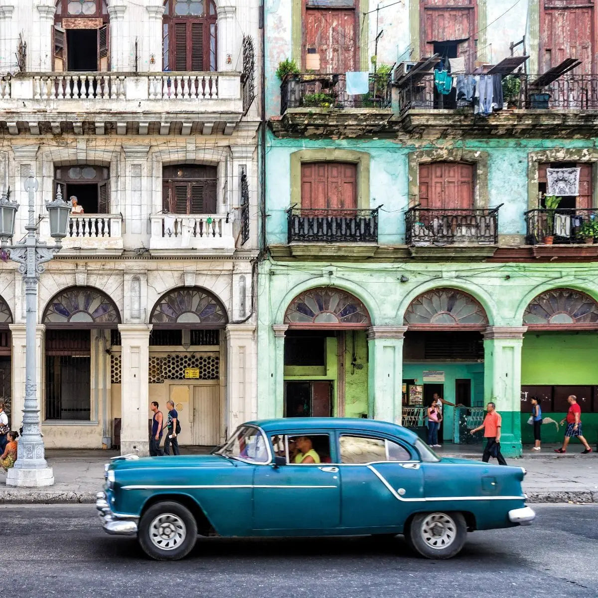 Billede 7 af Fototapet - Blå veteranbil og cykeltaxa foran farvede bygninger i Havana, Cuba
