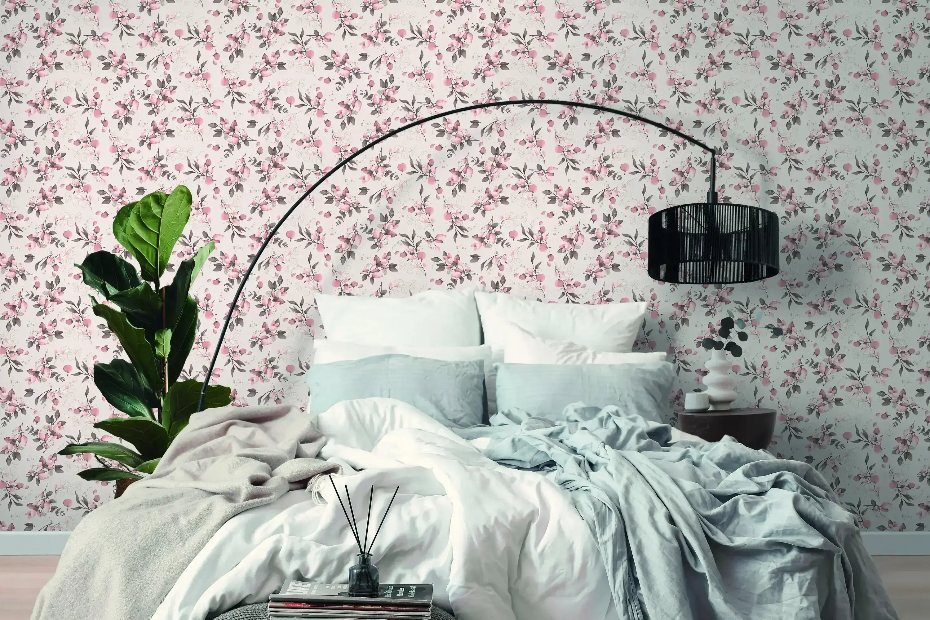 Soveværelse med vægge dekoreret med Botanic Elegance - Blush tapet, der viser botaniske mønstre. Sengen er omgivet af planter og moderne dekorationer.