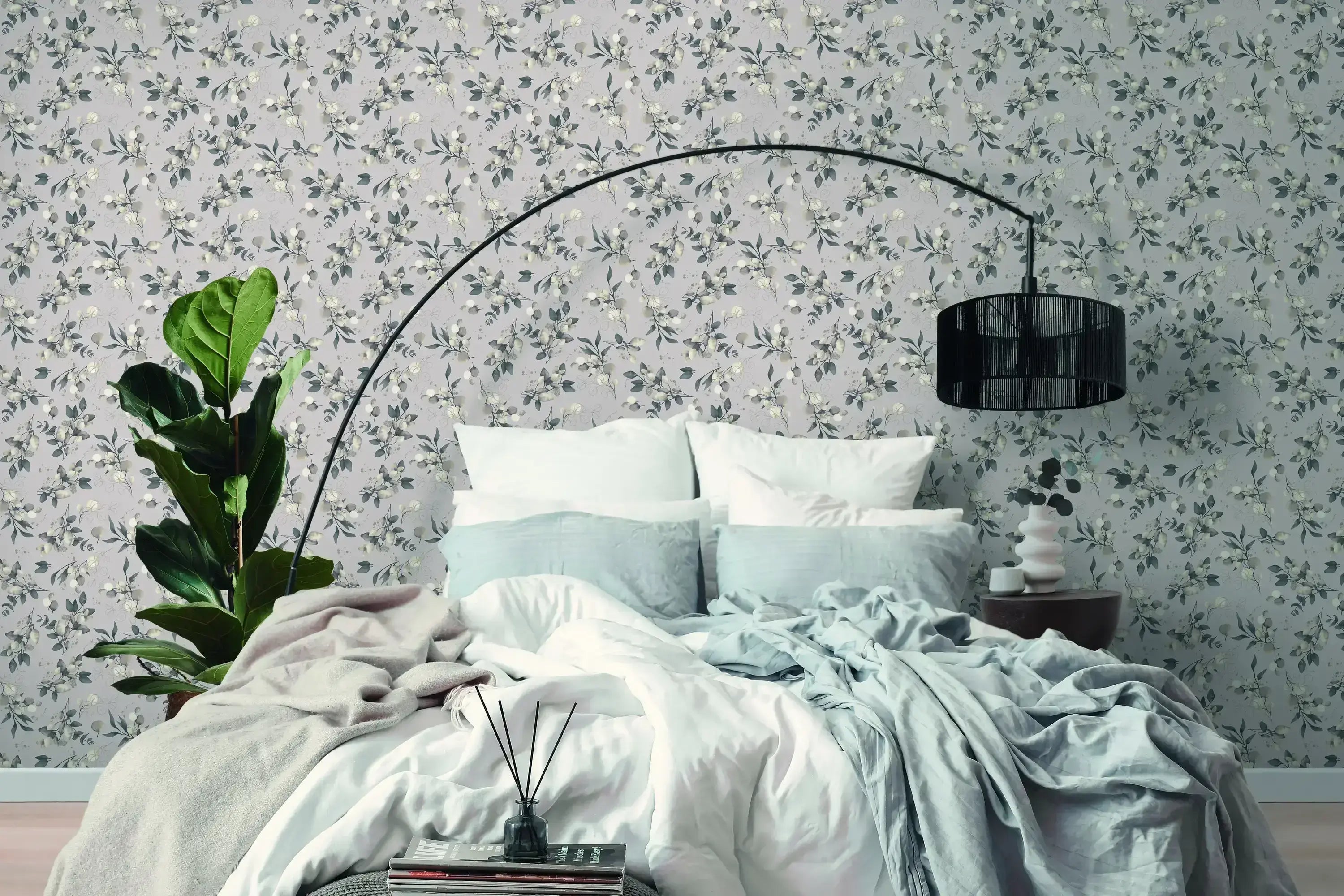 Værelse med Botanic Elegance - Dune tapet, lys sengetøj og moderne indretning, der skaber en rolig atmosfære.