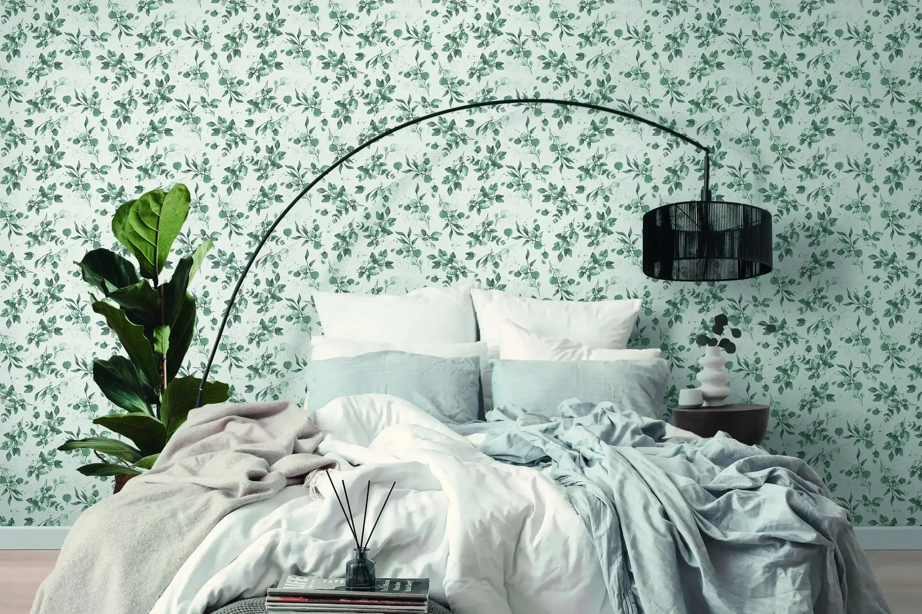 Soveværelse dekoreret med tapetet Botanic Elegance - Fern, der viser et naturligt bladmotiv fra Nicetapet.dk.