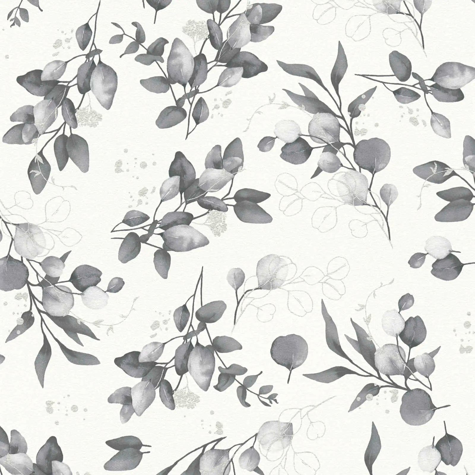 Tapet Botanic Elegance - Silver viser et detaljeret mønster af botaniske blade og grene i dæmpede gråtoner på en lys baggrund.