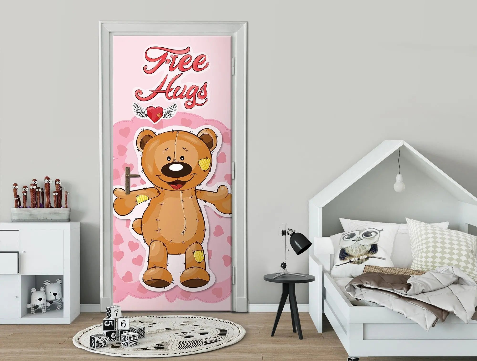 Billede 11 af Fototapet - Brun bamse med lapper og teksten Free Hugs