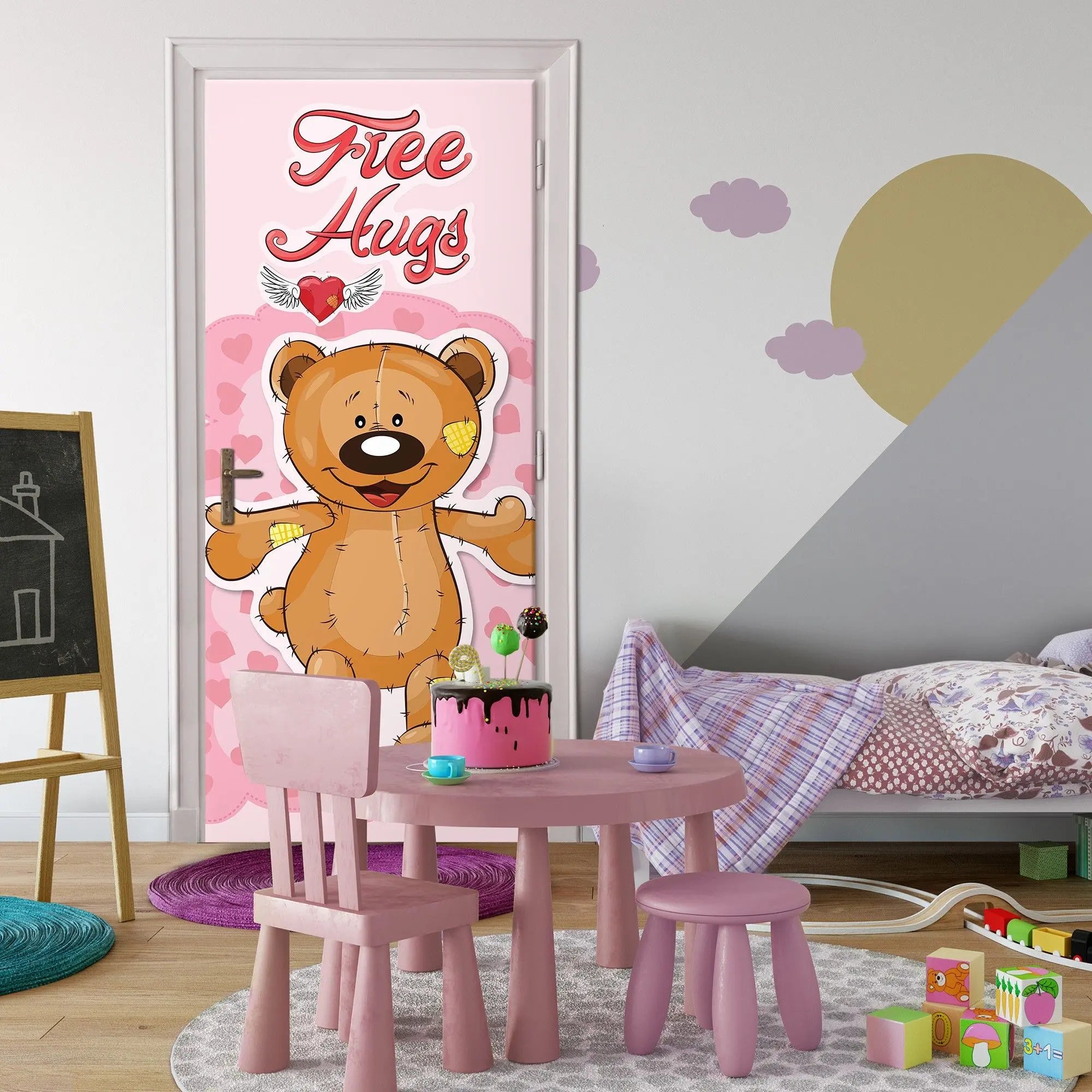 Billede 12 af Fototapet - Brun bamse med lapper og teksten Free Hugs