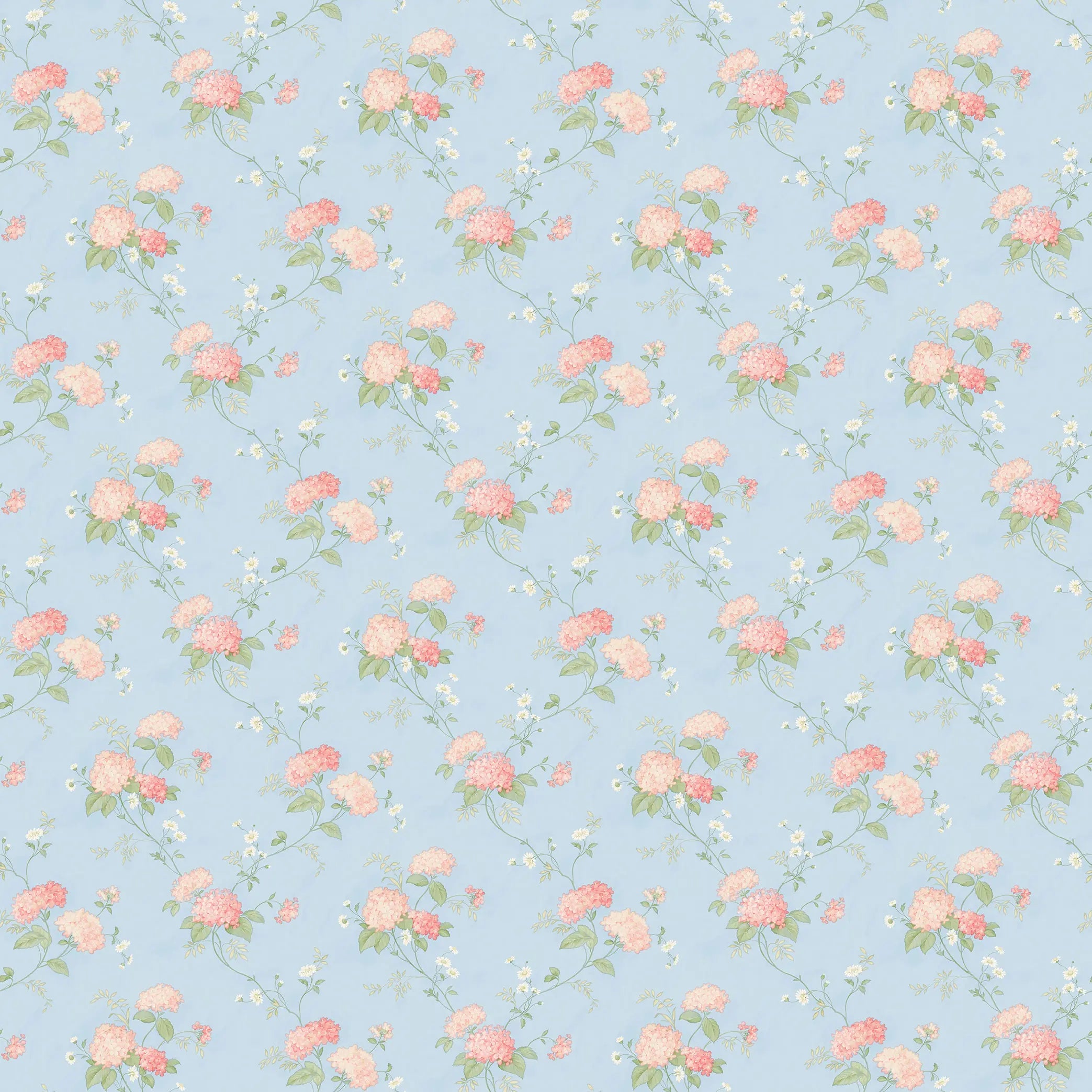 Cottage Charm Petal Blue tapet med et mønster af lyserøde blomster og grønne blade på en lyseblå baggrund.
