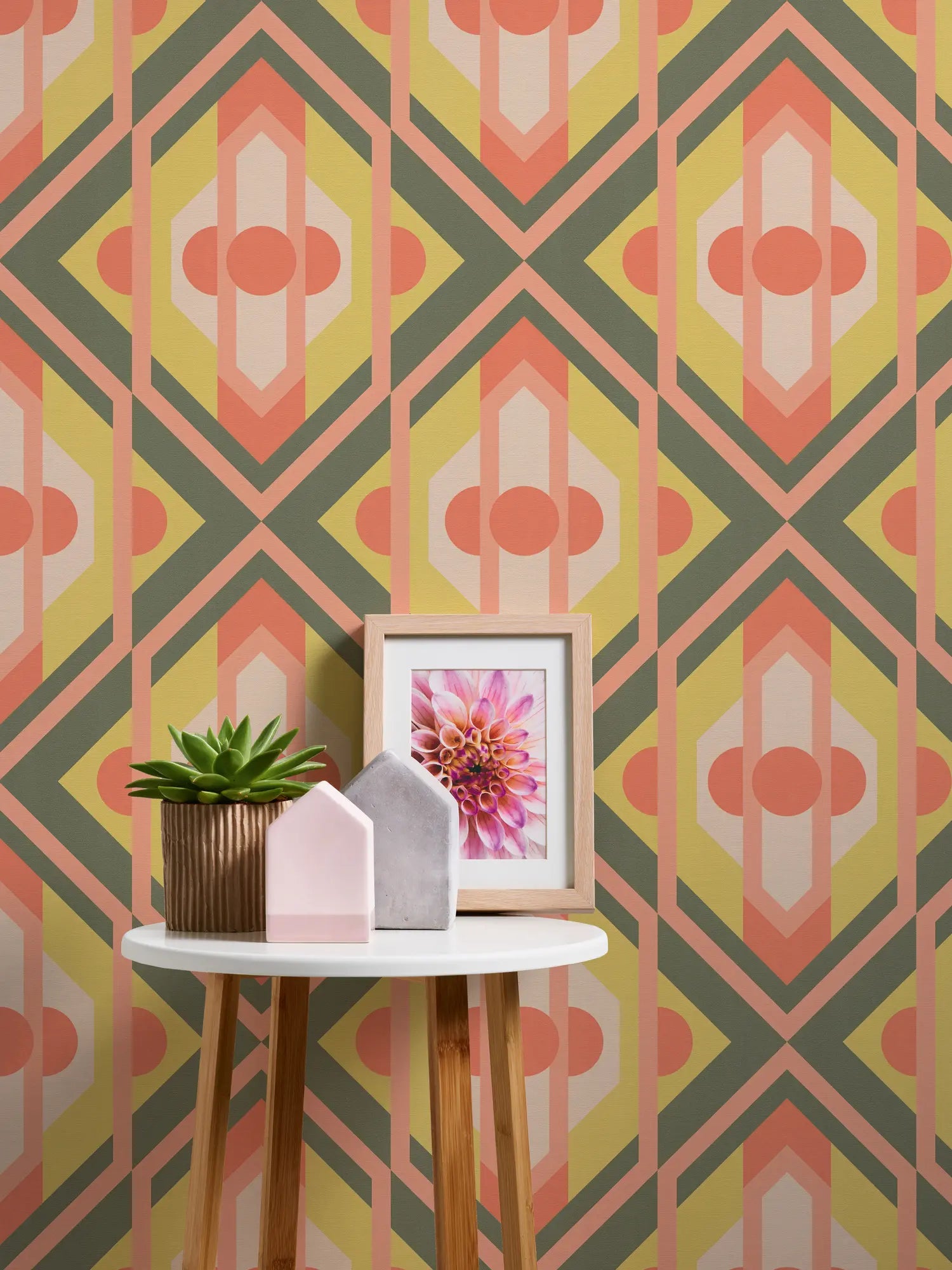 Væg dekoreret med Margaret - Coral Meadow tapet, inkl. en lille borddekoration og blomstermotiv.