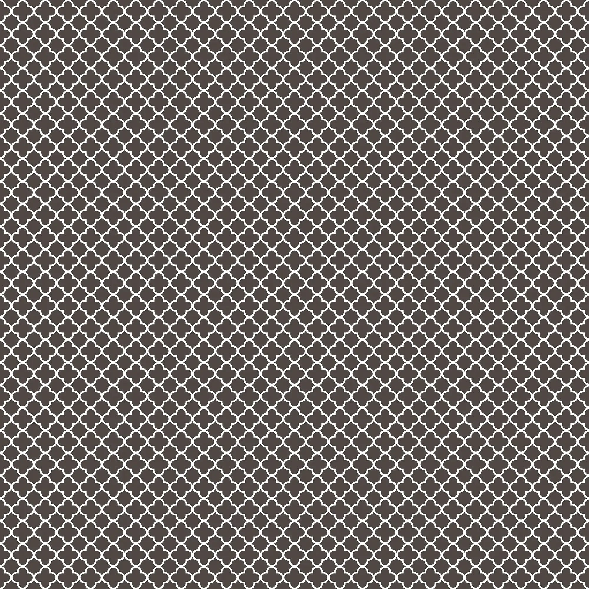 Nærbillede af Delicate Quatrefoil - Charcoal tapetmønster, der viser et gentaget hvidt quattrofoil-design på en kulsort baggrund.