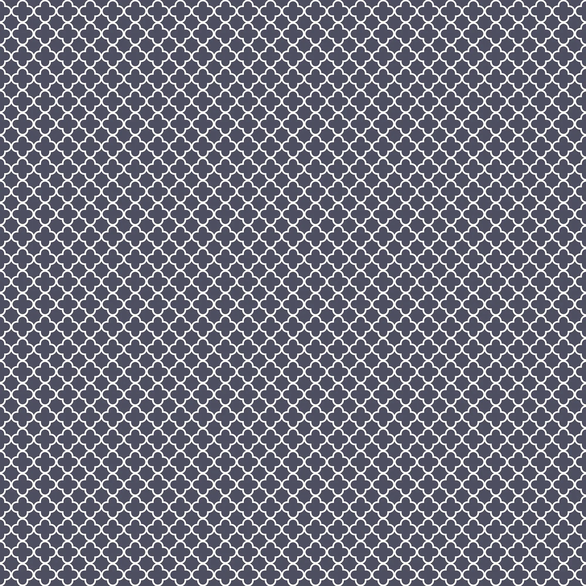 Tæt på visning af Delicate Quatrefoil - Midnight tapetet med et gentaget mønster i hvidt og mørkeblåt.