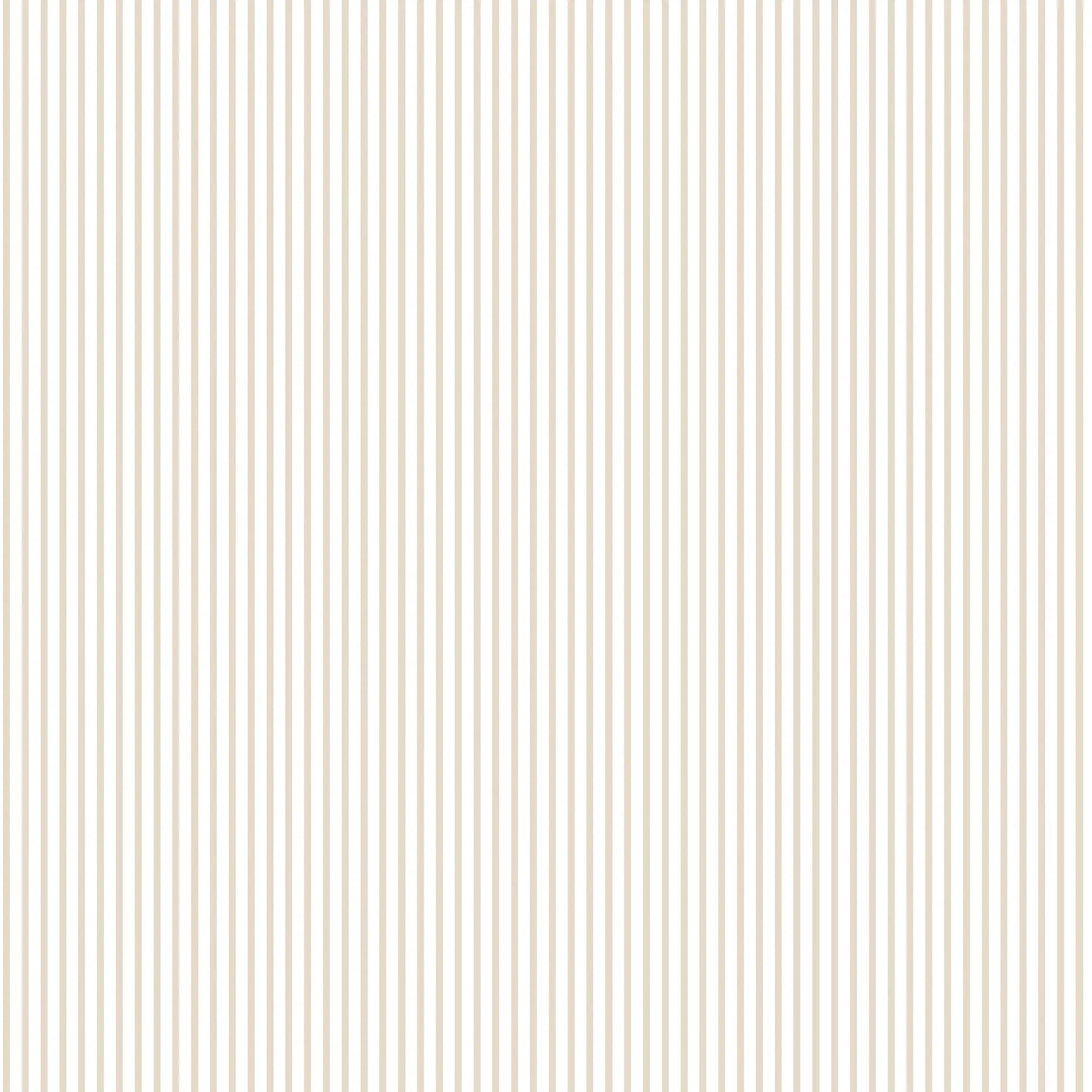 Nærbillede af tapetet Delicate Stripes - Sand, der viser fine, lodrette striber i sandfarver på en lys baggrund fra Nicetapet.dk.