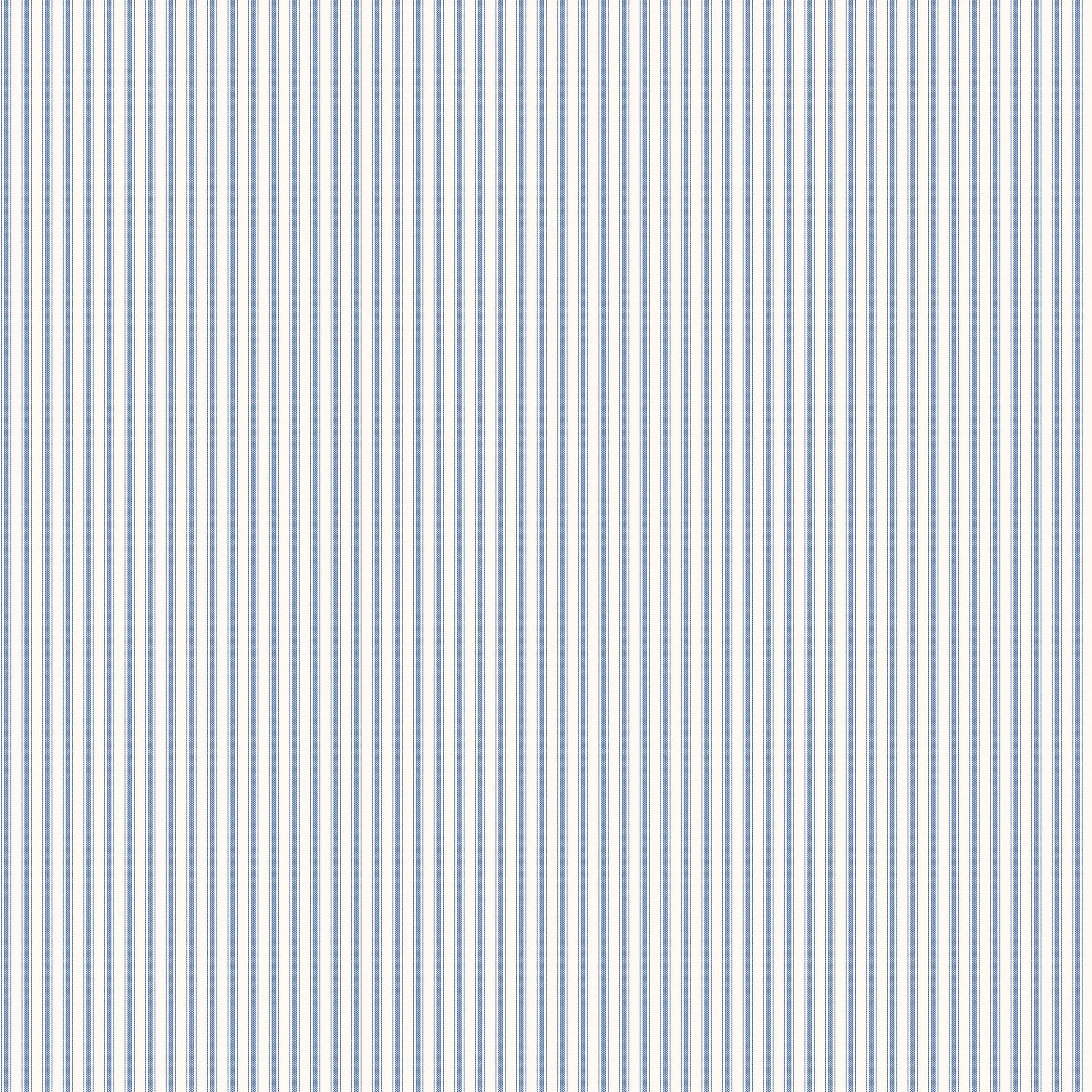 Tapet med tætte pinstriber i blå og hvidt, designet som et simpelt mønster. Produktnavn: Dense Pinstripes - Ocean fra Nicetapet.dk.