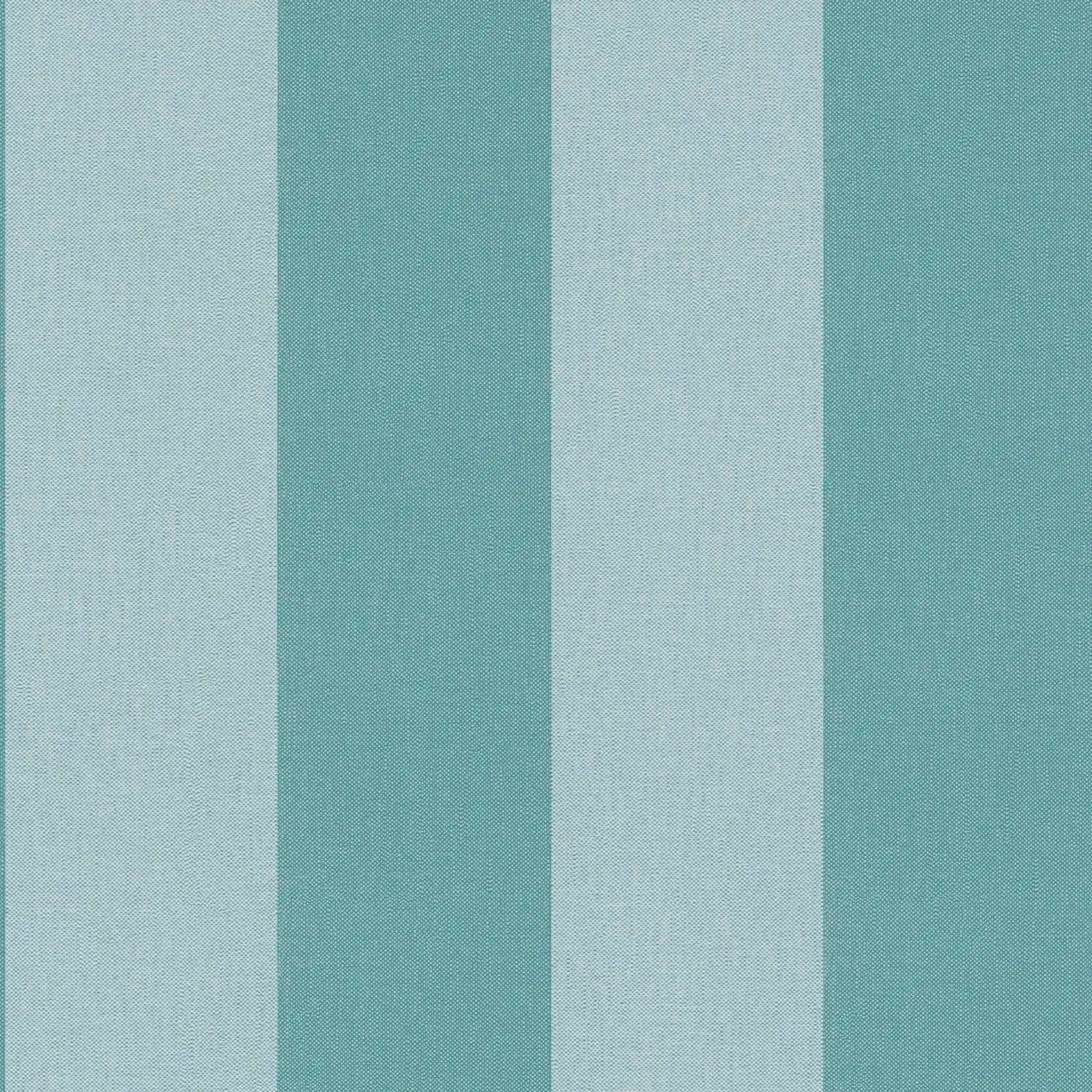Billedet viser et tapetdesign med Striped Elegance - Aqua, karakteriseret ved brede lodrette striber i forskellige nuancer af aqua.