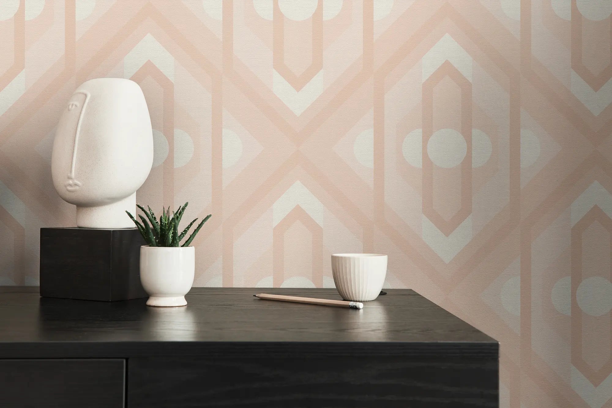 Nærbillede af dekorativt bord med planter foran Margaret - Vanilla Cream tapet i beige og creme farver.